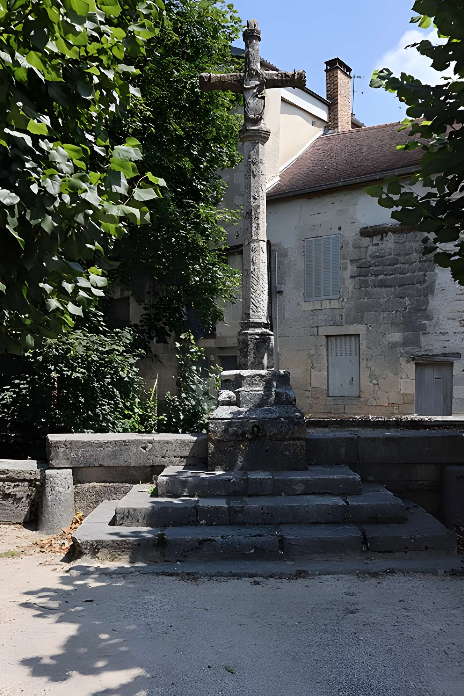 Croix en pierre du 16s, près de la Halle, au milieu du pont