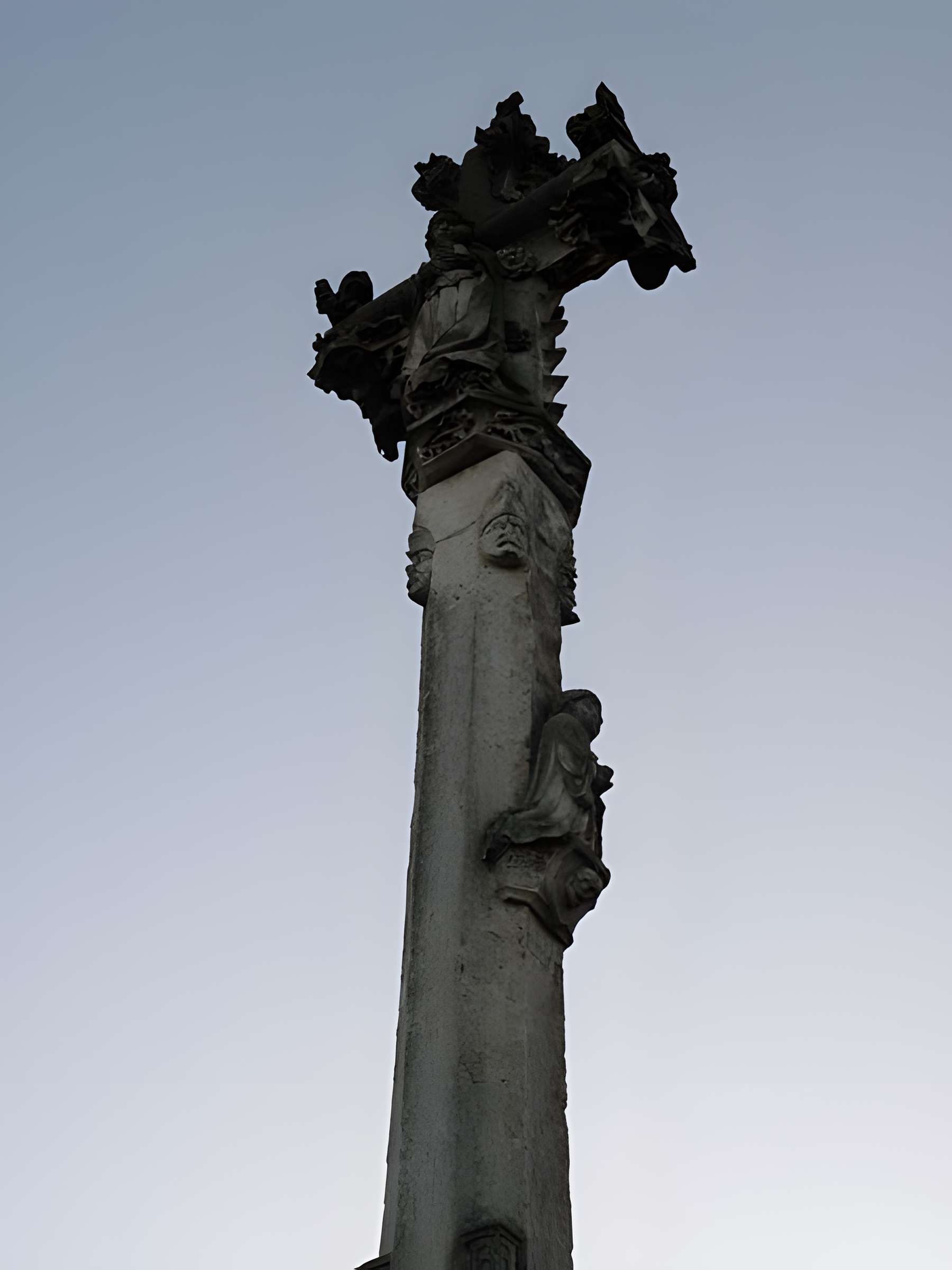 Croix de chemin dite croix curé