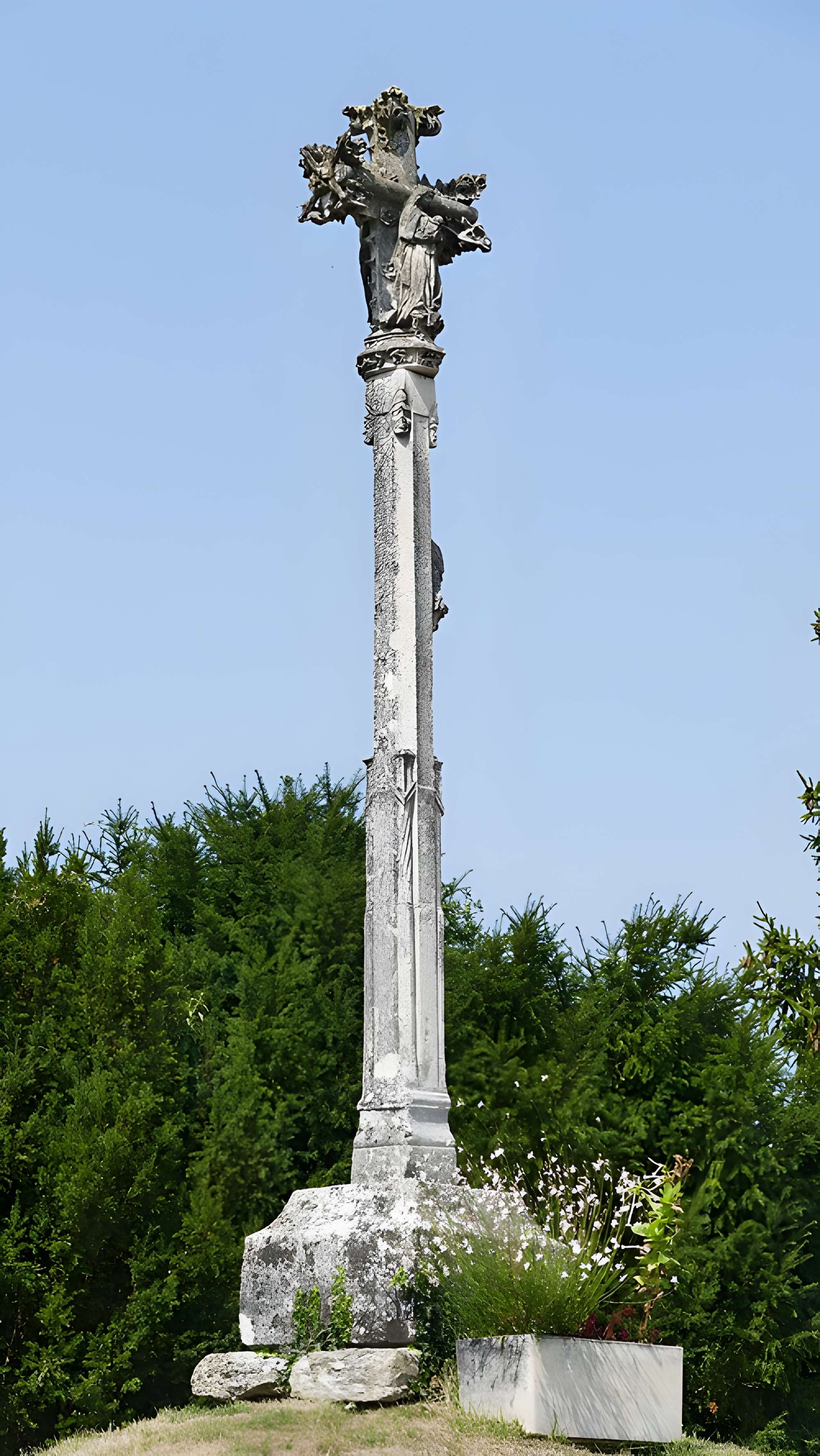 Croix de chemin dite croix curé