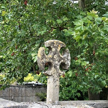 Croix située sur le pont