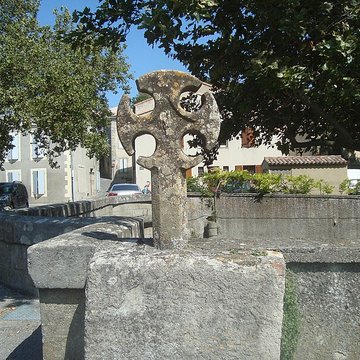 Croix située sur le pont