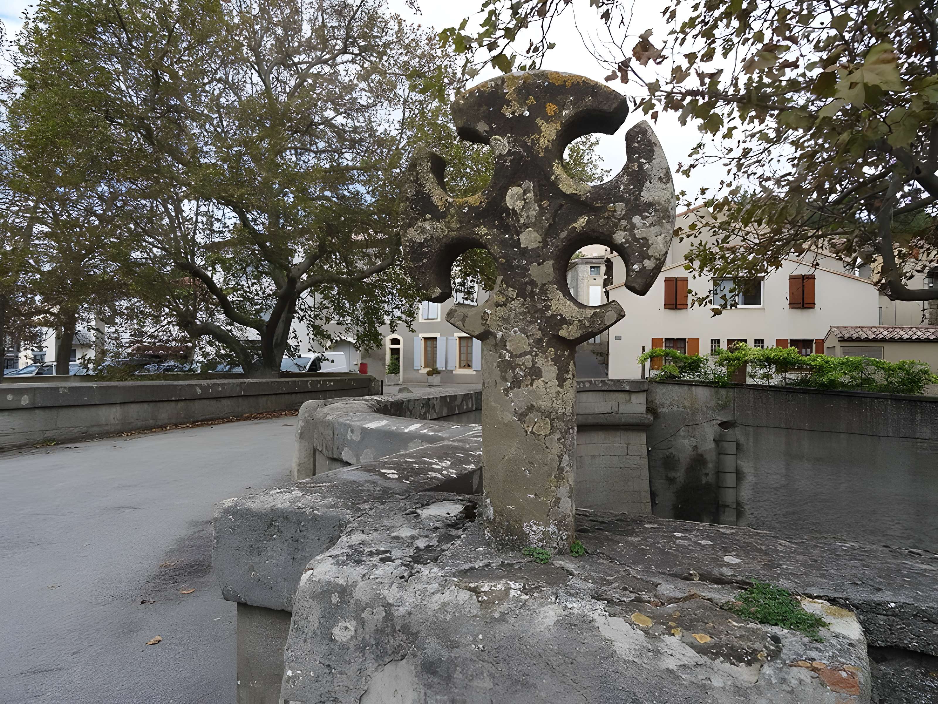 Croix située sur le pont