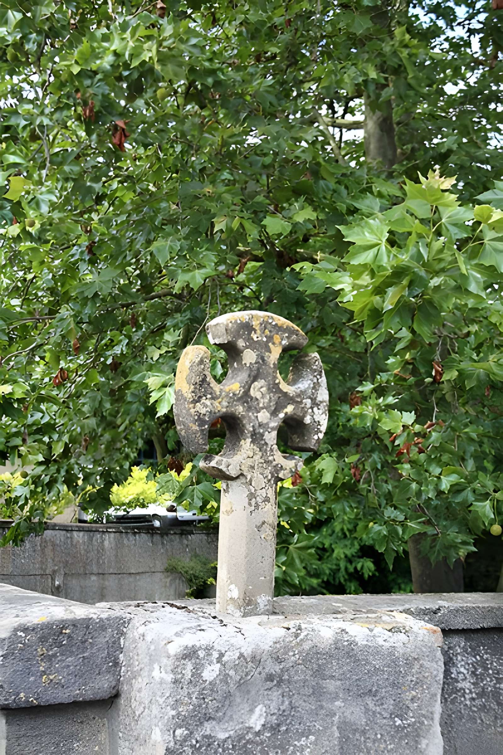 Croix située sur le pont
