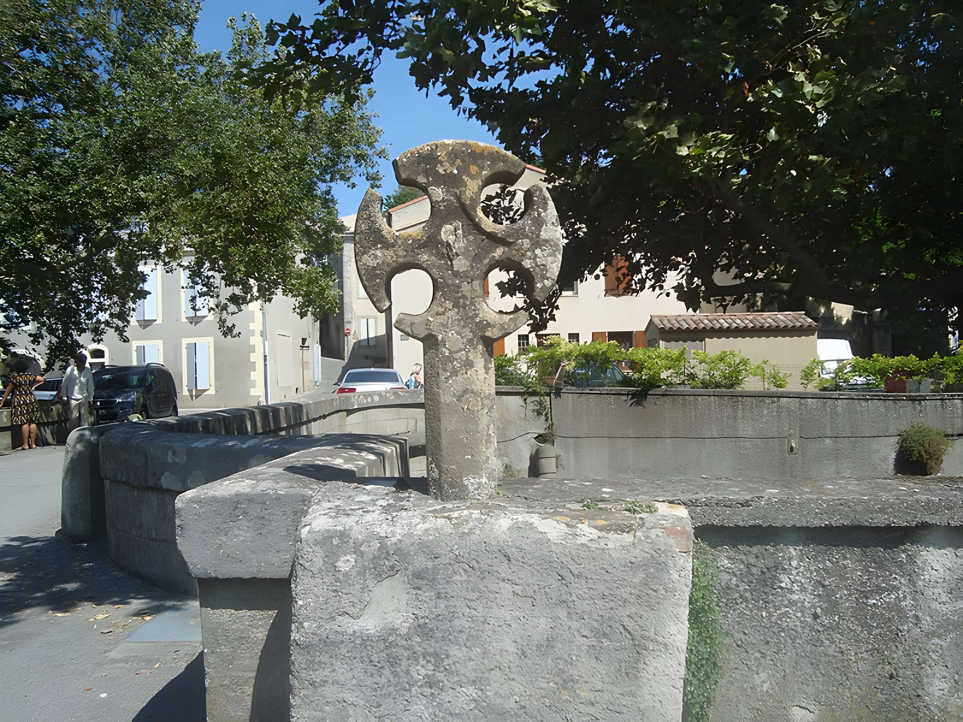 Croix située sur le pont