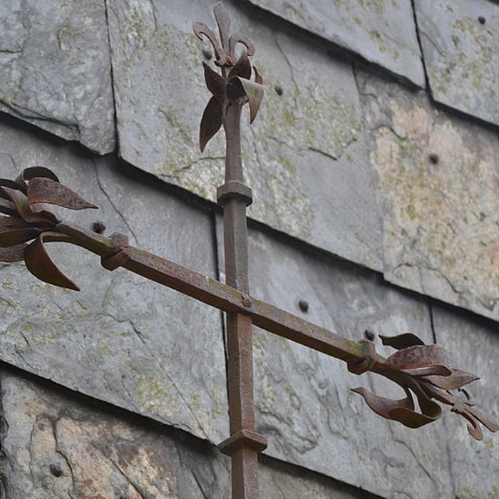 Photo de Croix en fer forgé sur la place