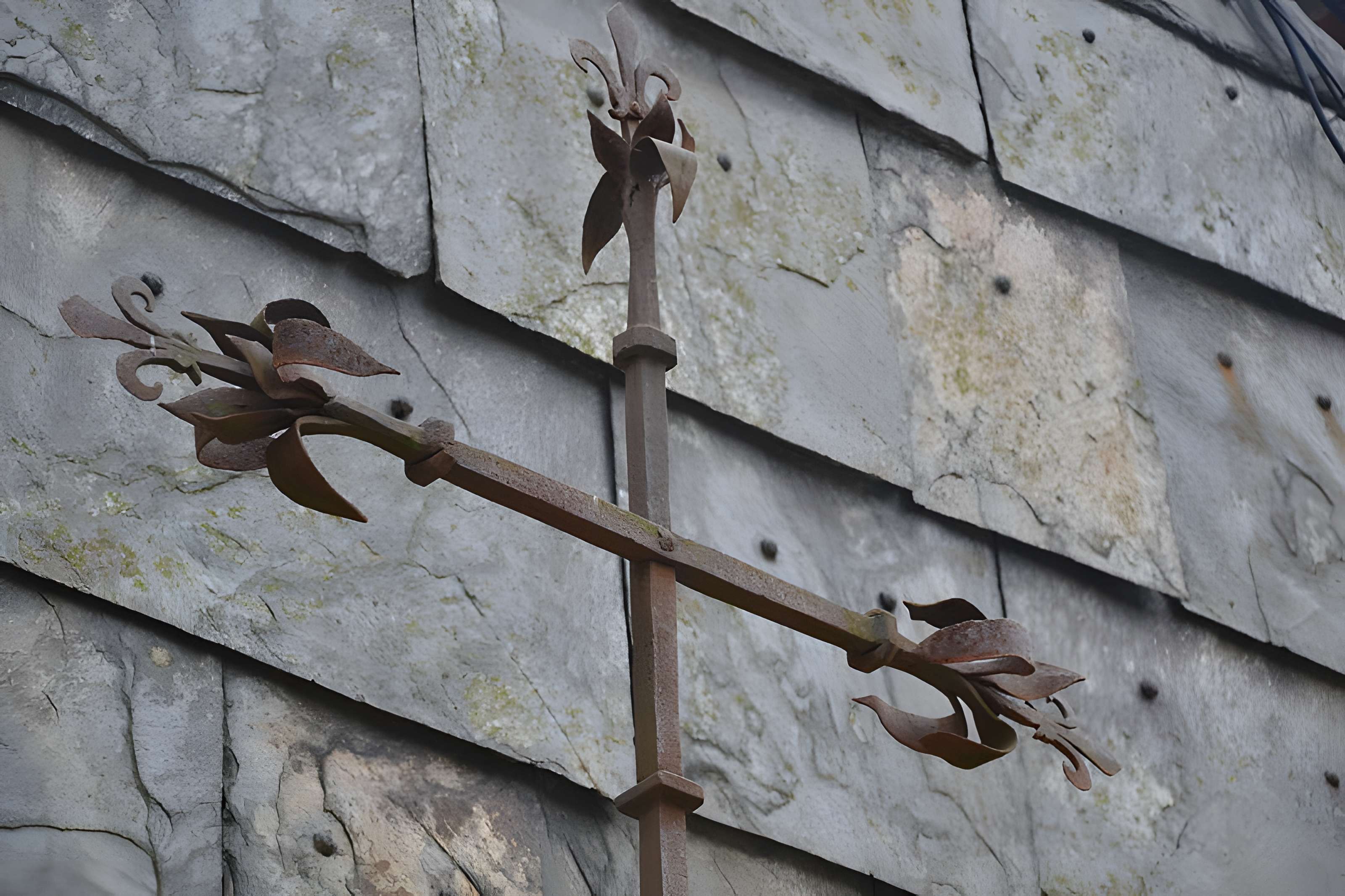 Croix en fer forgé sur la place