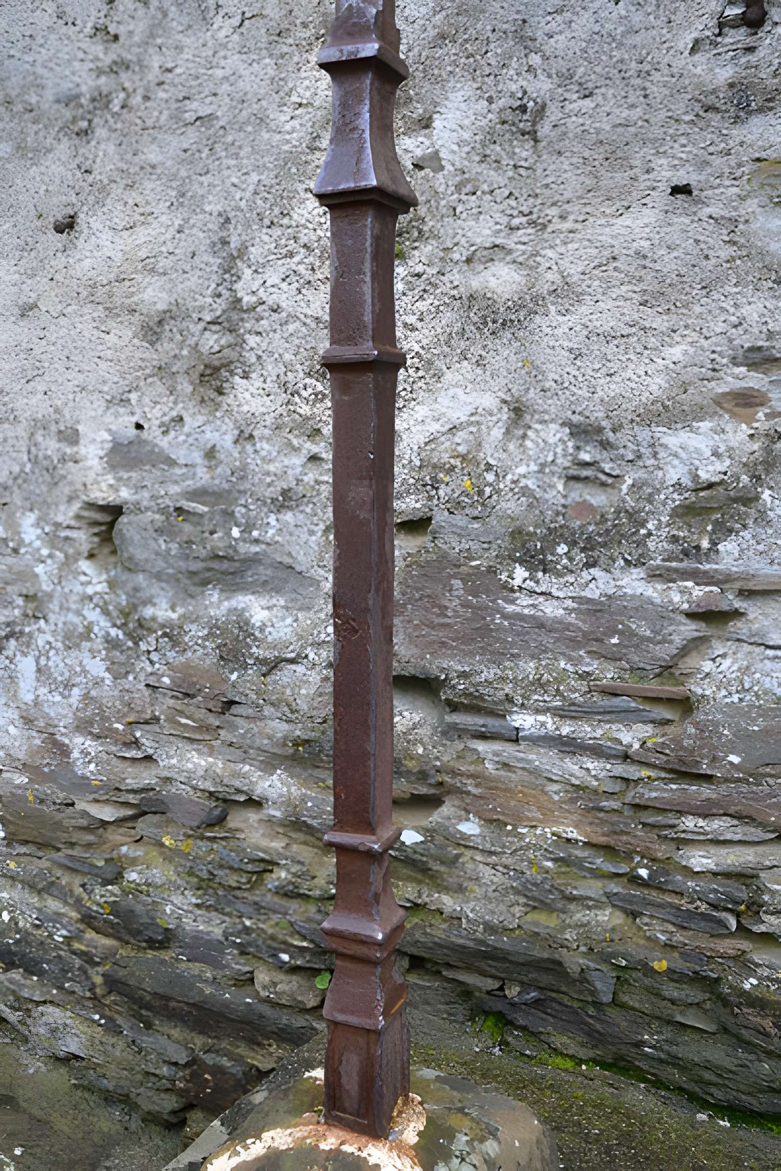 Croix en fer forgé sur la place