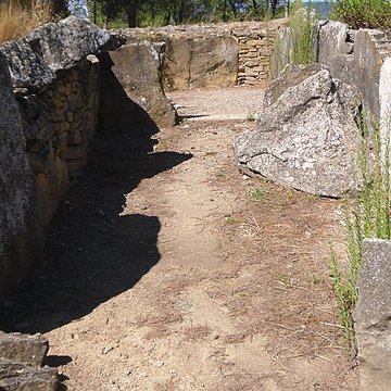 Monument mégalithique, dit Allée couverte de Saint-Eugène, sur le domaine de Russol