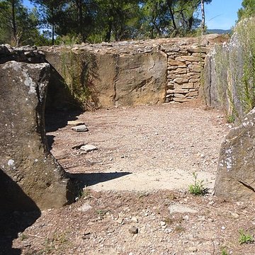 Monument mégalithique, dit Allée couverte de Saint-Eugène, sur le domaine de Russol