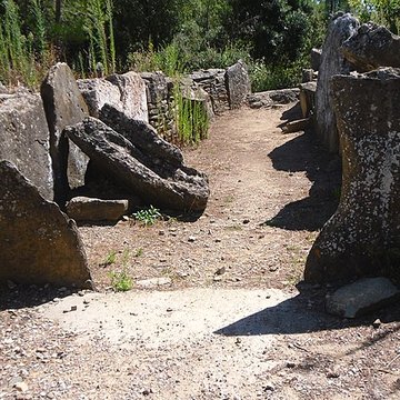 Monument mégalithique, dit Allée couverte de Saint-Eugène, sur le domaine de Russol