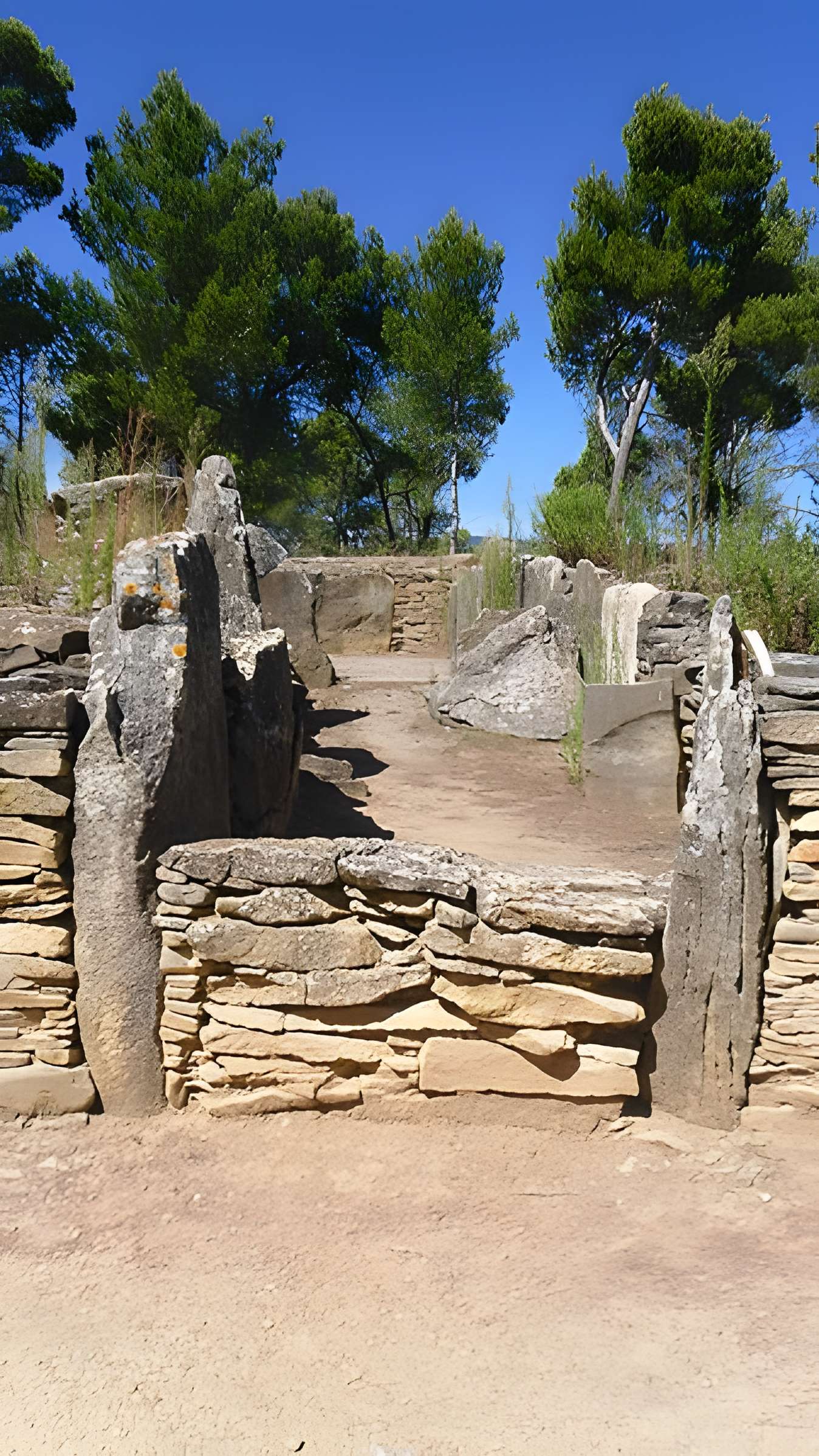 Monument mégalithique, dit Allée couverte de Saint-Eugène, sur le domaine de Russol
