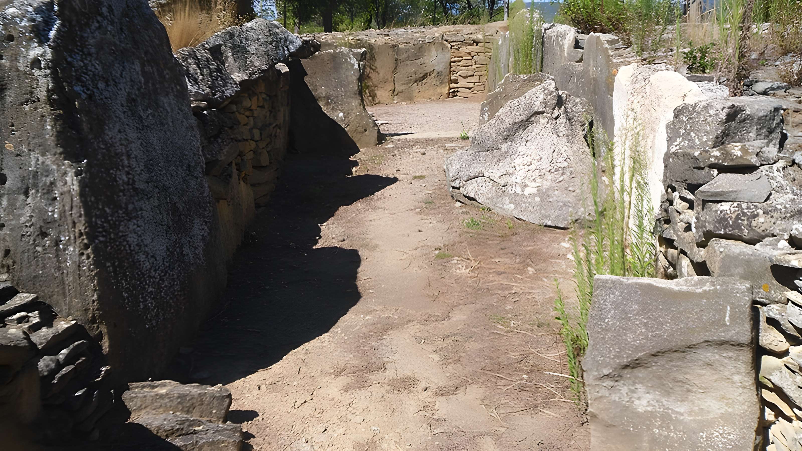 Monument mégalithique, dit Allée couverte de Saint-Eugène, sur le domaine de Russol
