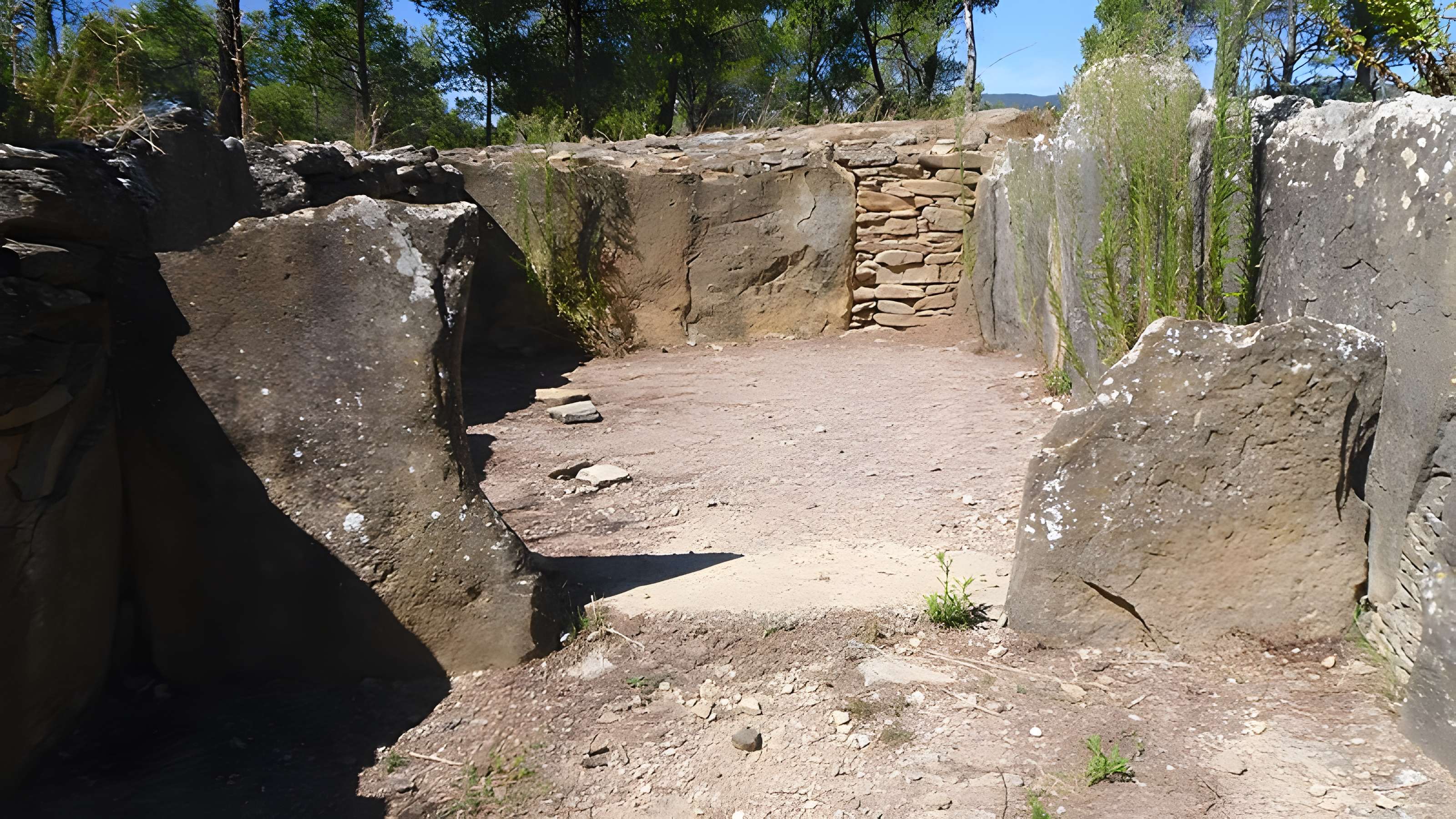 Monument mégalithique, dit Allée couverte de Saint-Eugène, sur le domaine de Russol