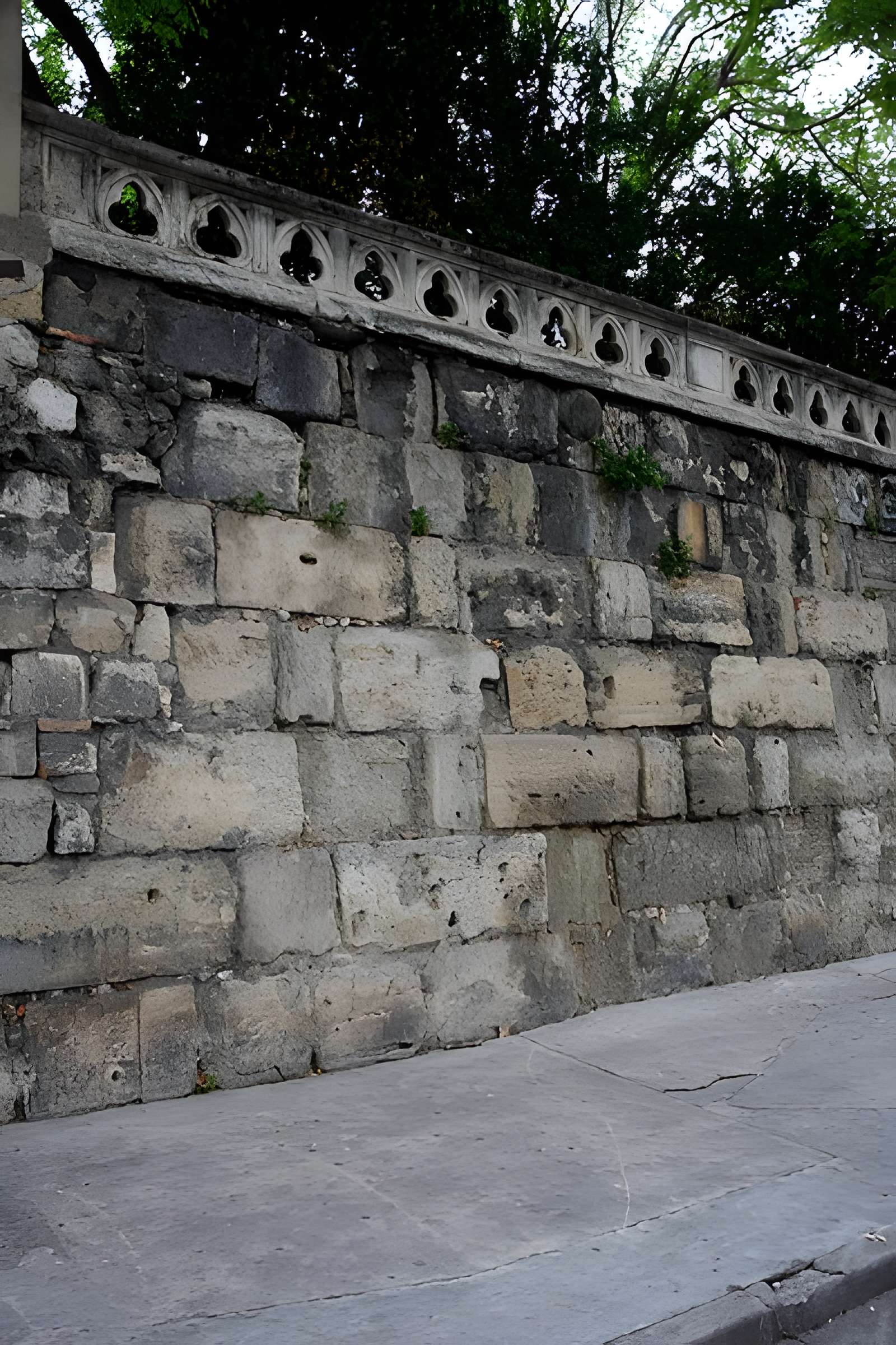 Vestiges des anciens remparts