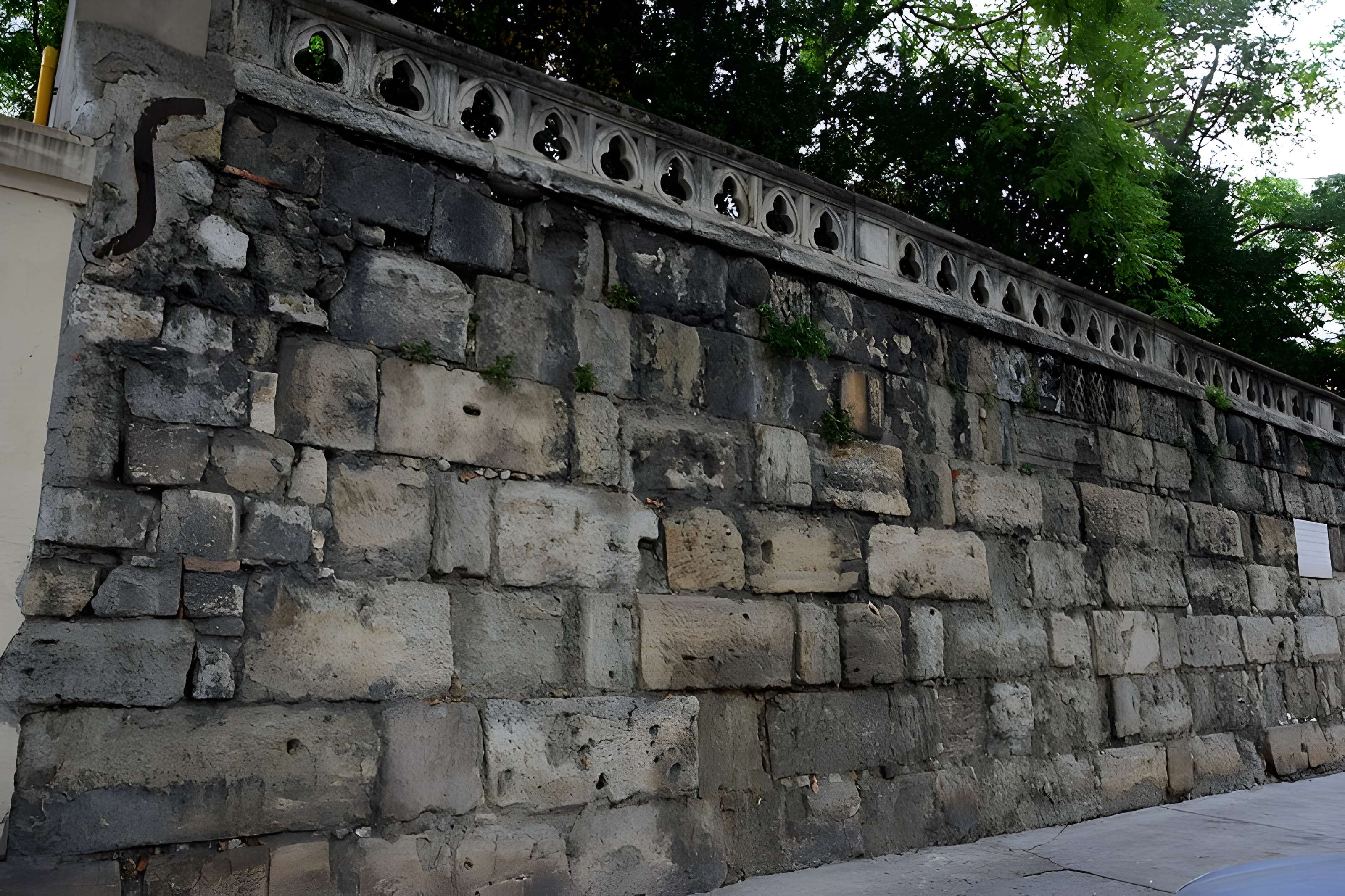 Vestiges des anciens remparts