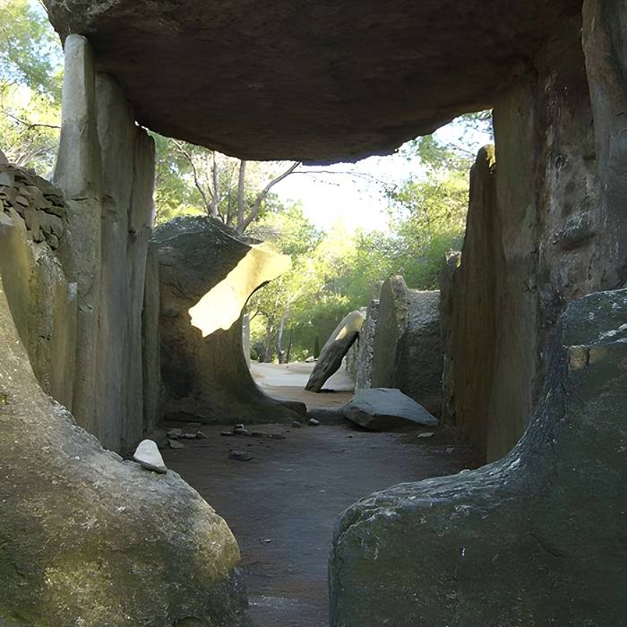 Photo de Dolmen des Fades ou Palet de Roland