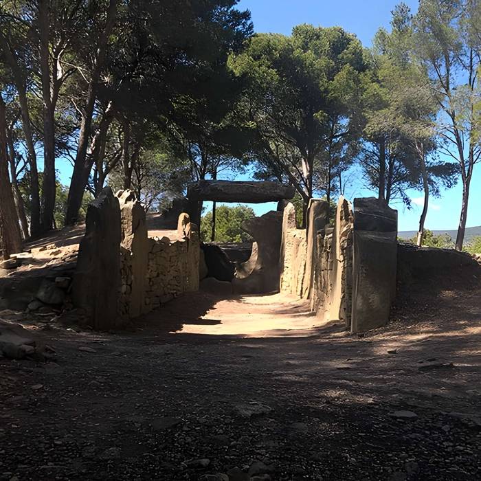 Photo de Dolmen des Fades ou Palet de Roland