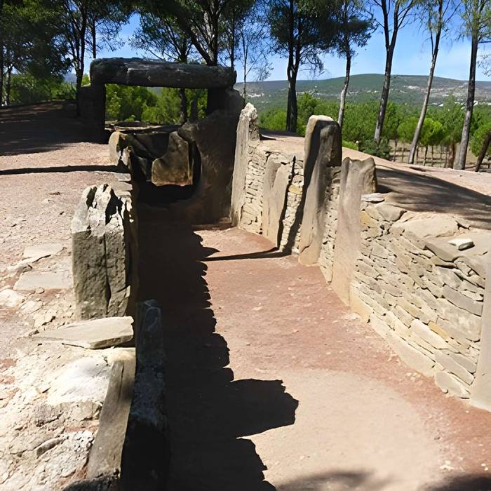 Photo de Dolmen des Fades ou Palet de Roland