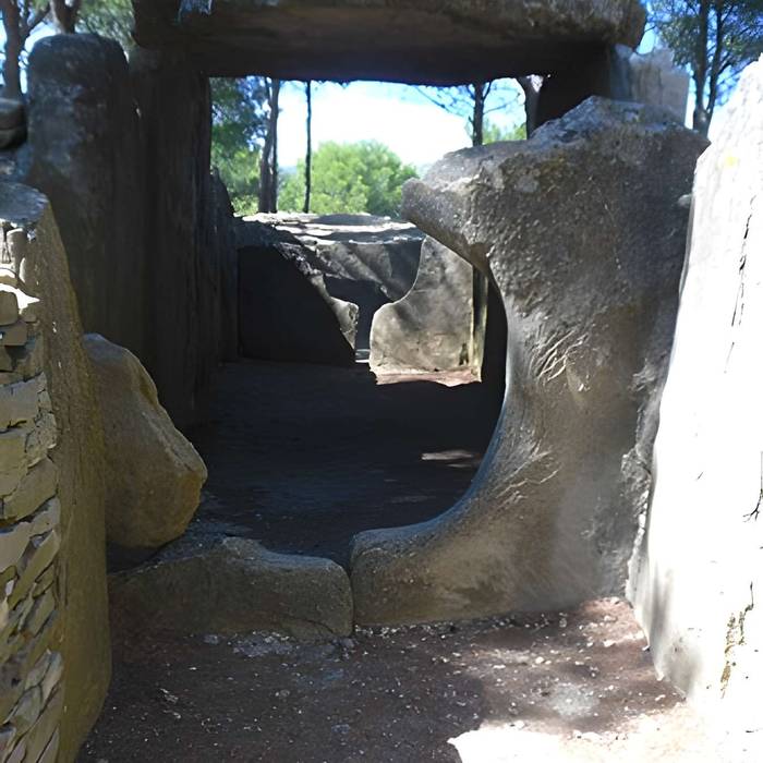 Photo de Dolmen des Fades ou Palet de Roland