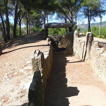Dolmen des Fades ou Palet de Roland