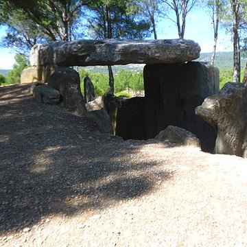 Dolmen des Fades ou Palet de Roland
