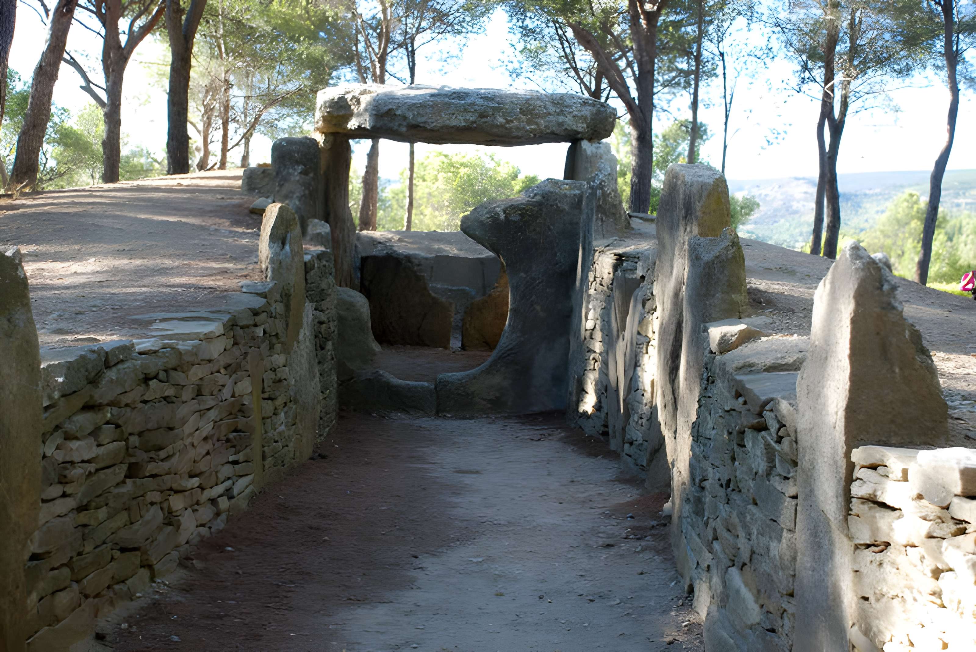 Dolmen des Fades ou Palet de Roland
