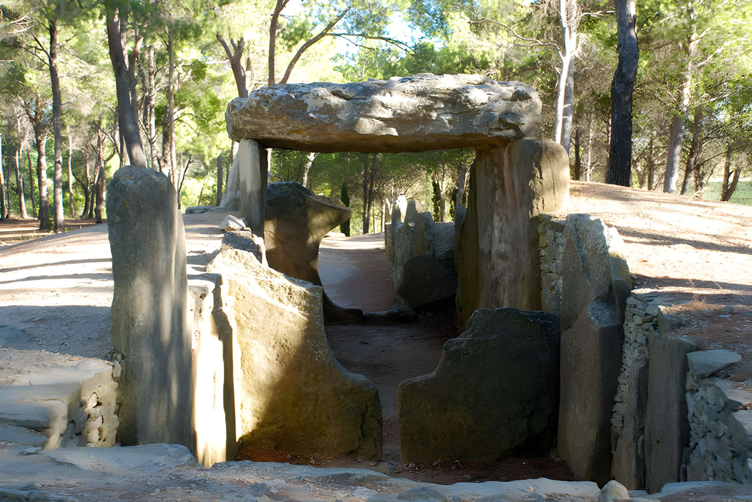 Dolmen des Fades ou Palet de Roland
