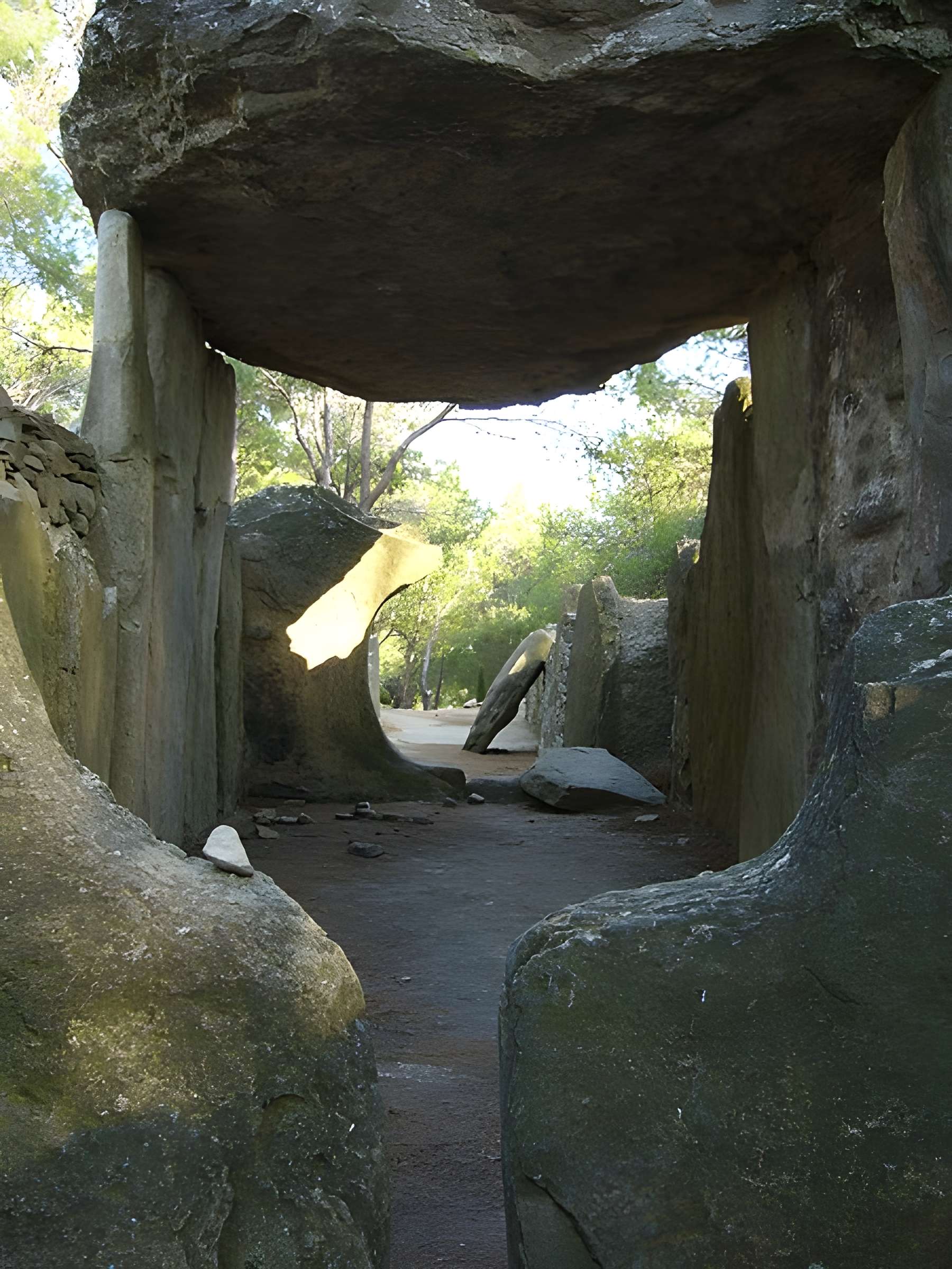 Dolmen des Fades ou Palet de Roland