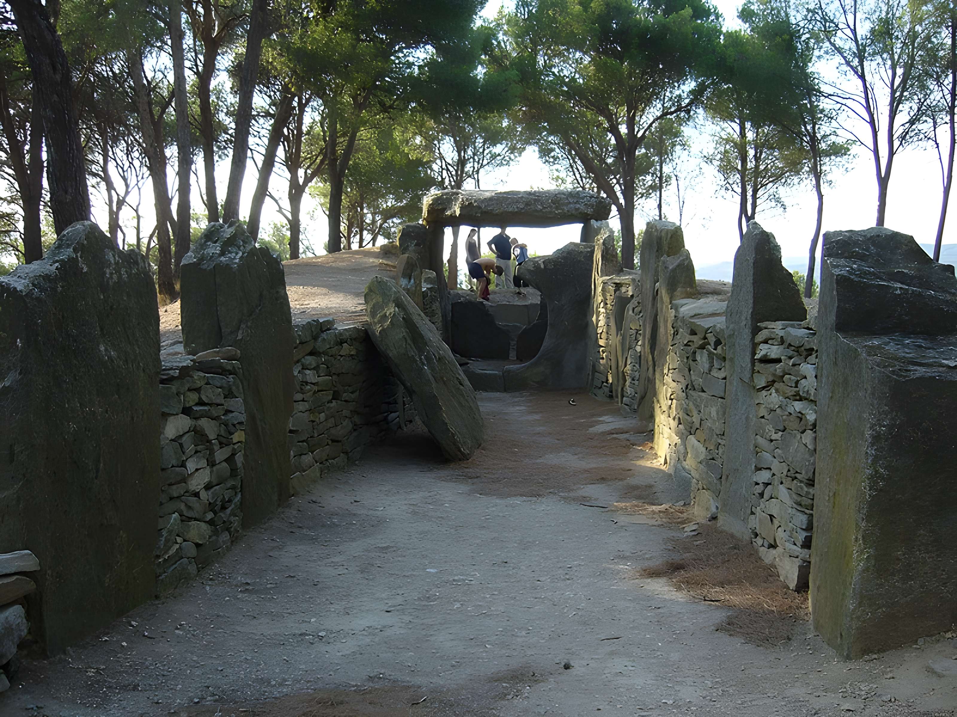 Dolmen des Fades ou Palet de Roland