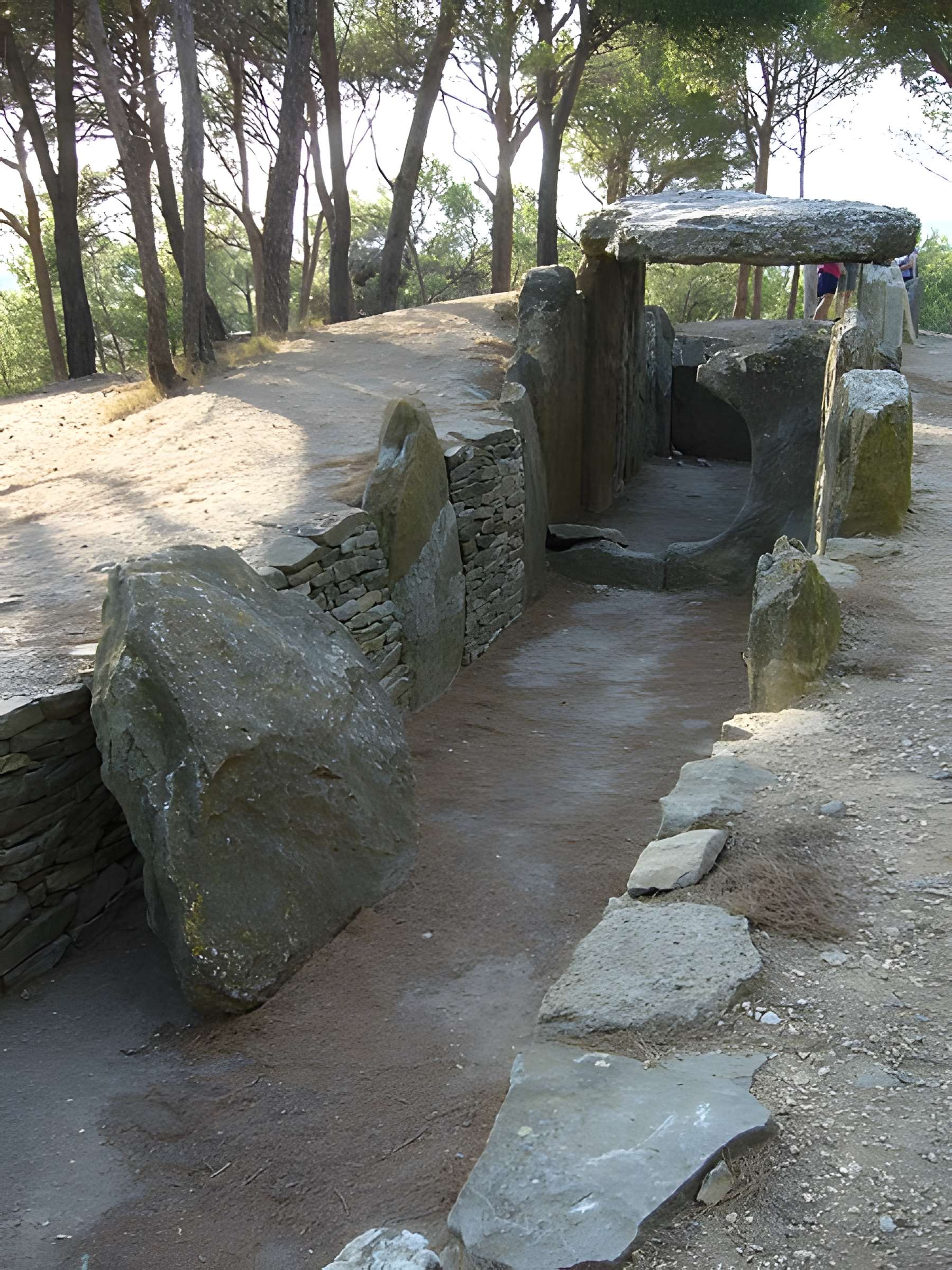 Dolmen des Fades ou Palet de Roland