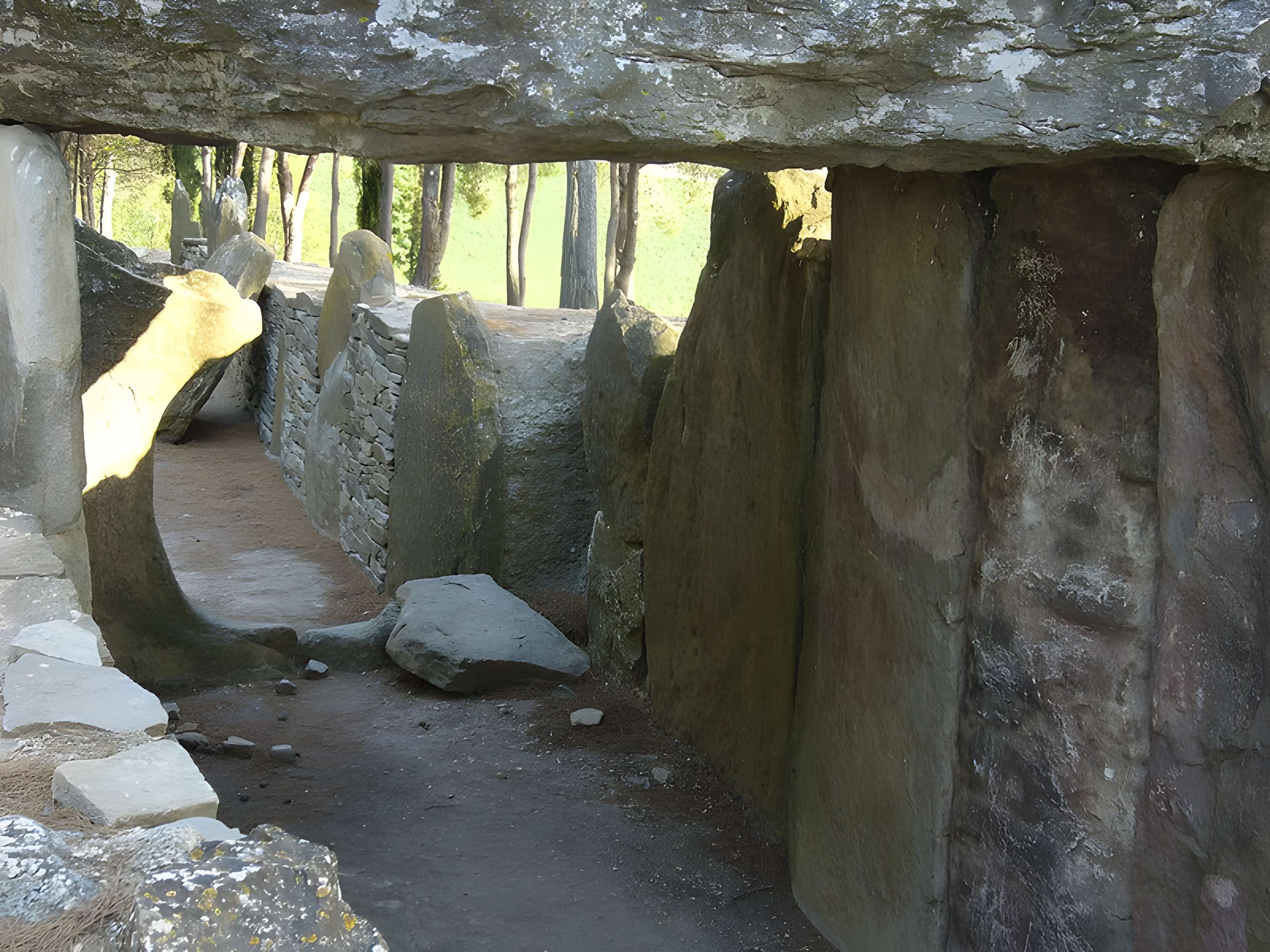 Dolmen des Fades ou Palet de Roland