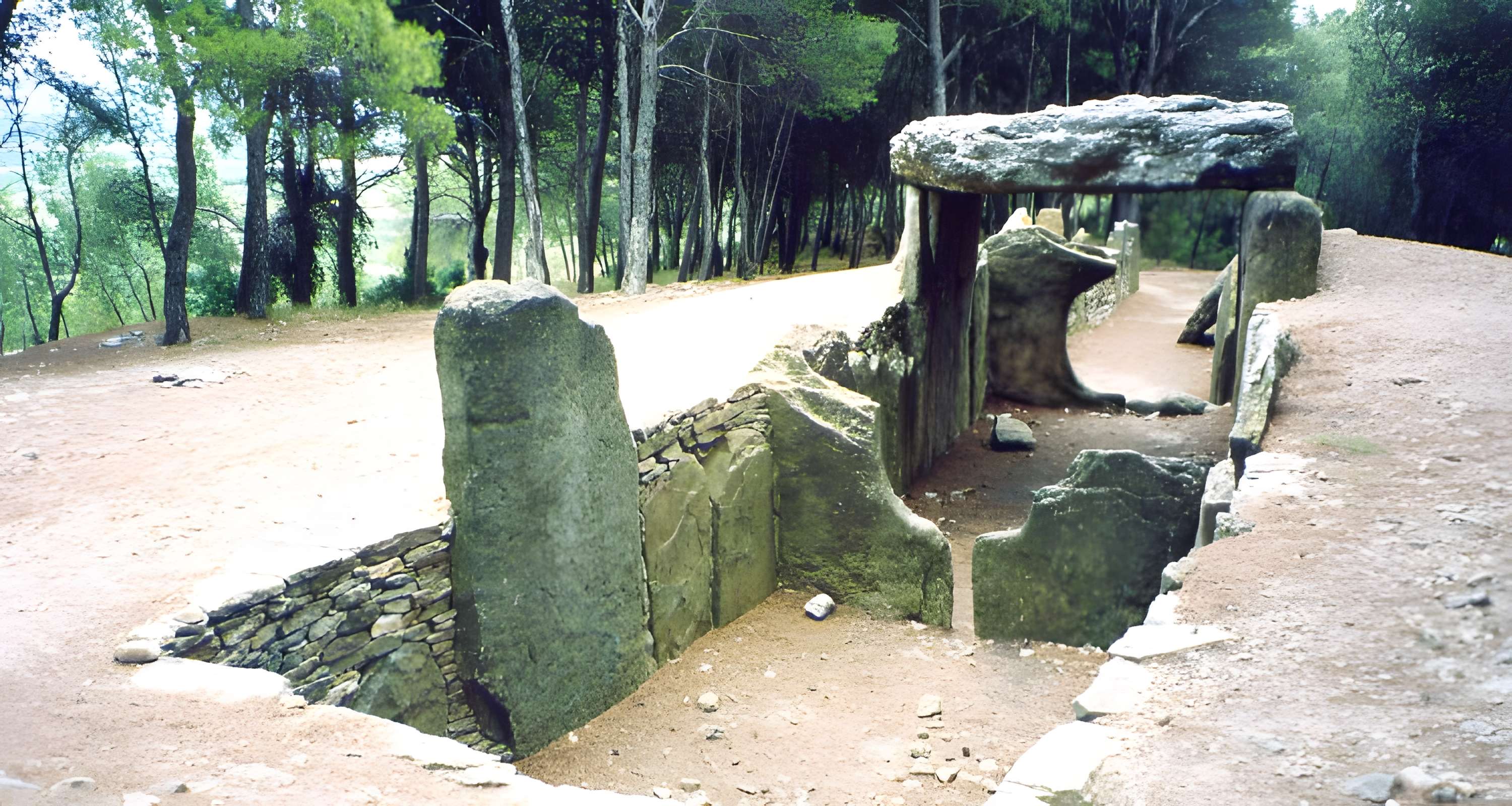 Dolmen des Fades ou Palet de Roland