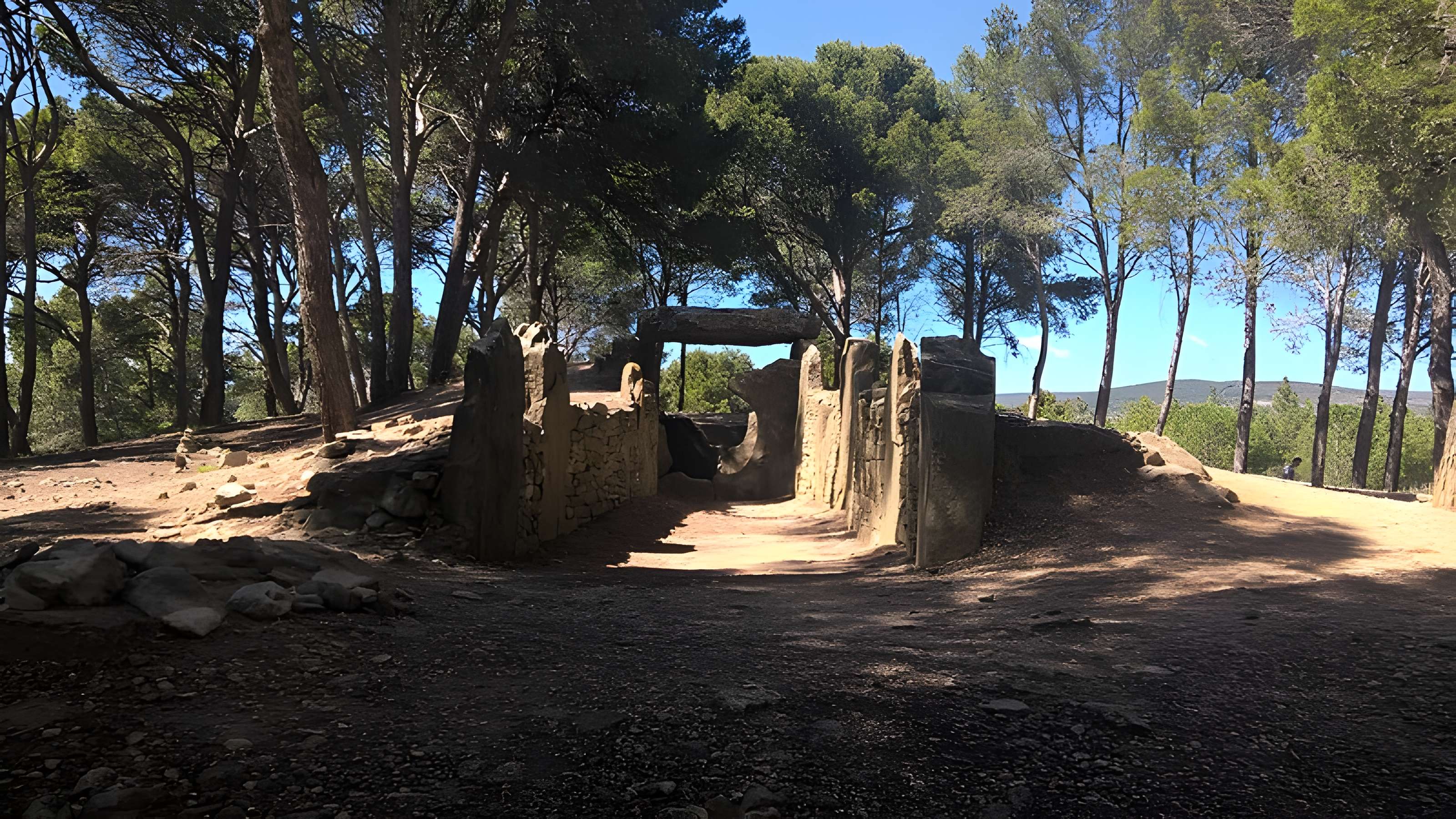 Dolmen des Fades ou Palet de Roland