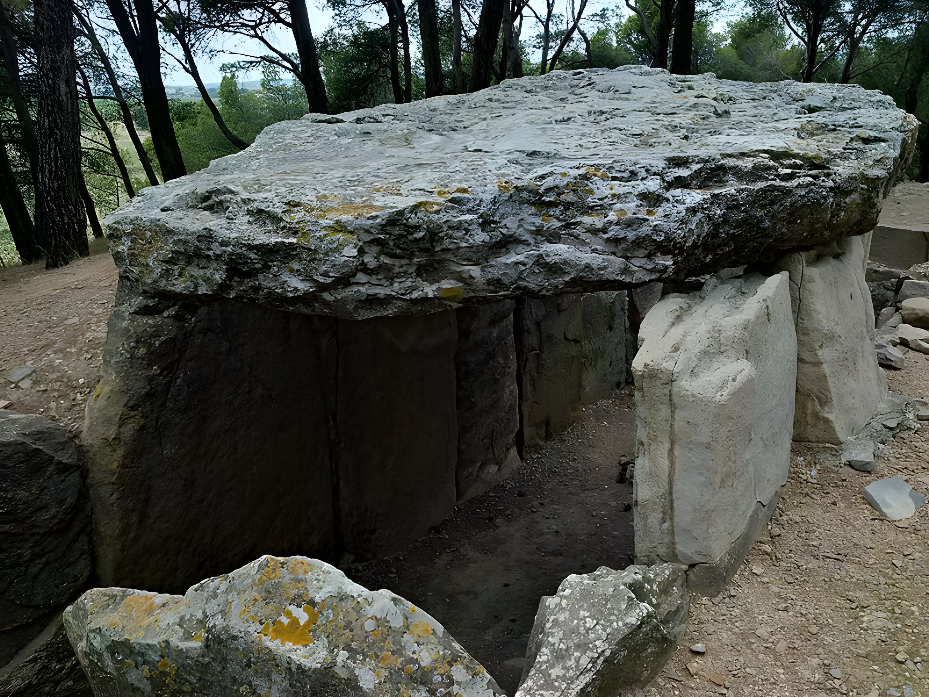 Dolmen des Fades ou Palet de Roland