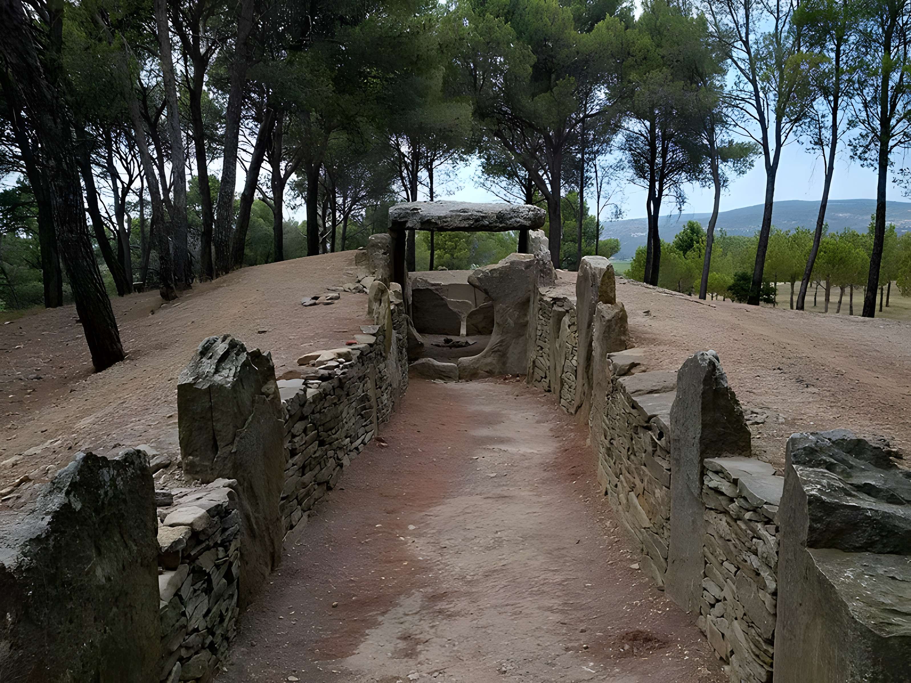 Dolmen des Fades ou Palet de Roland
