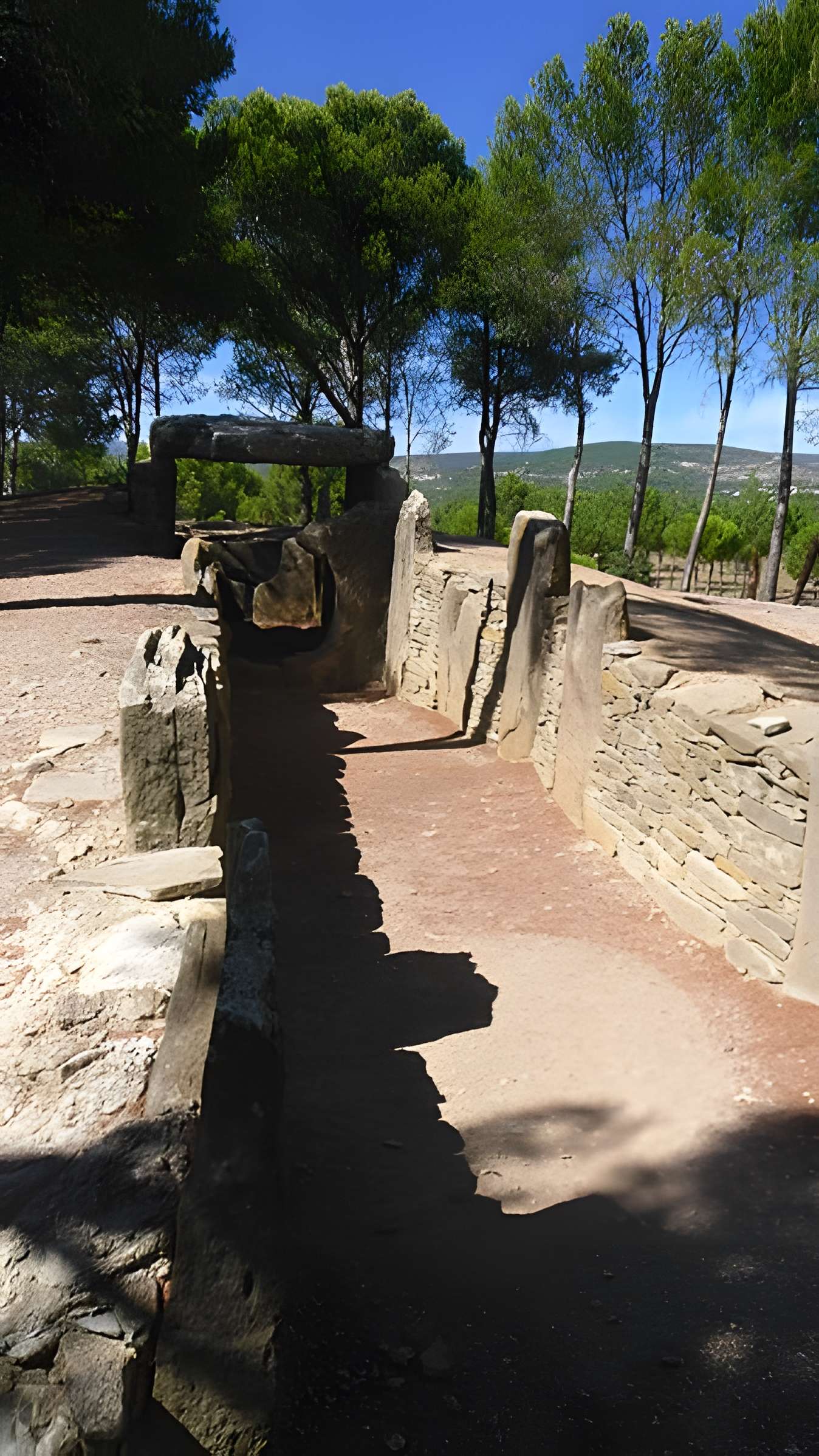 Dolmen des Fades ou Palet de Roland