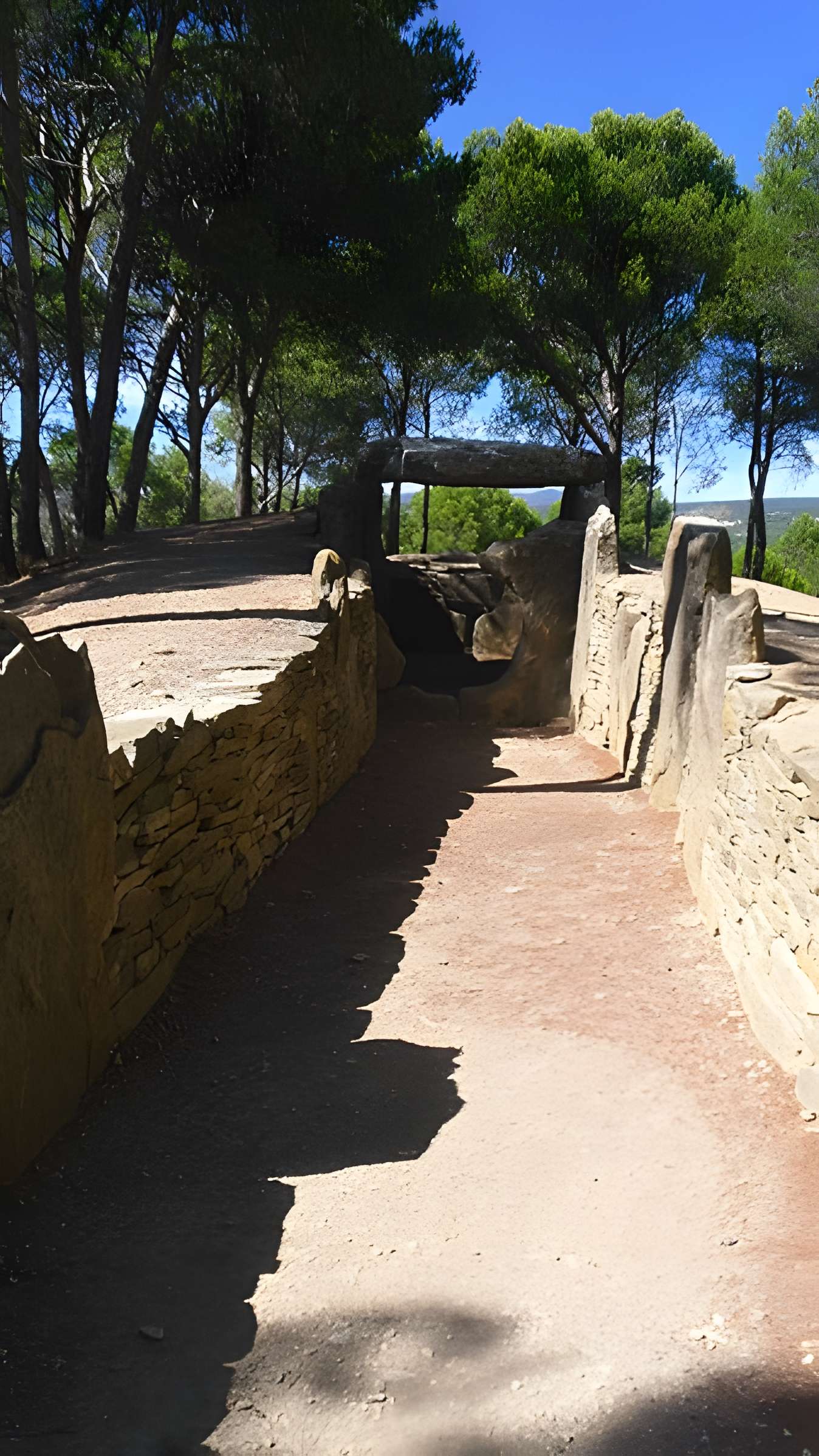 Dolmen des Fades ou Palet de Roland