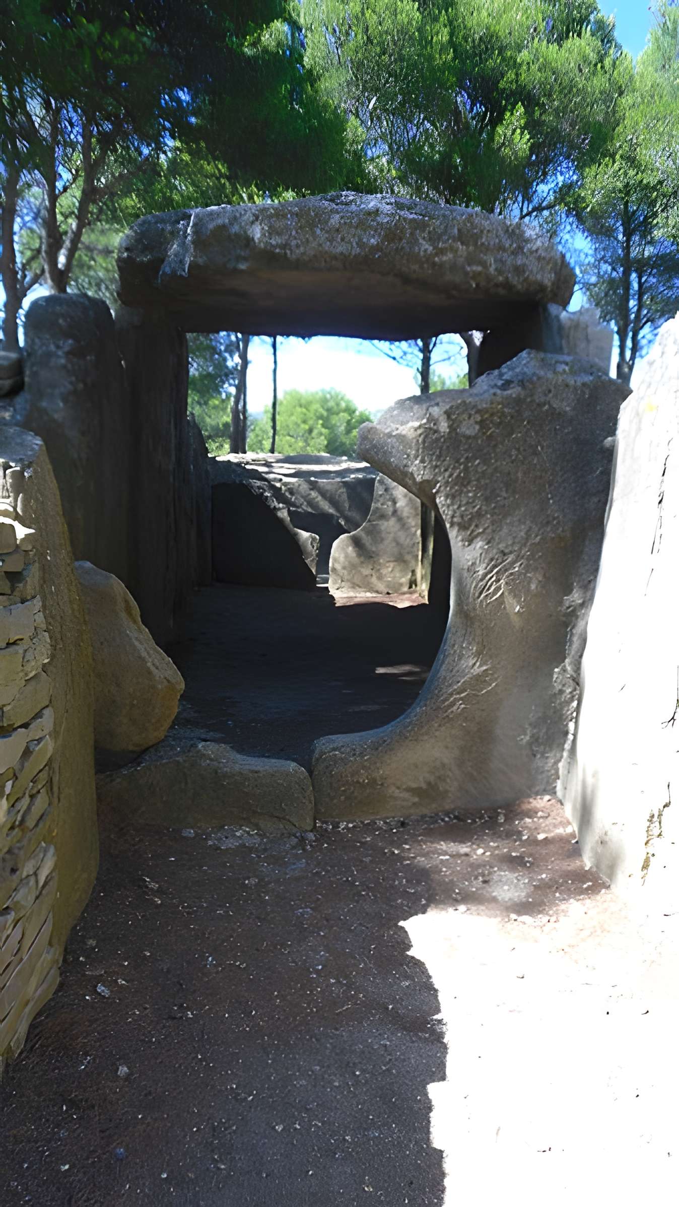 Dolmen des Fades ou Palet de Roland