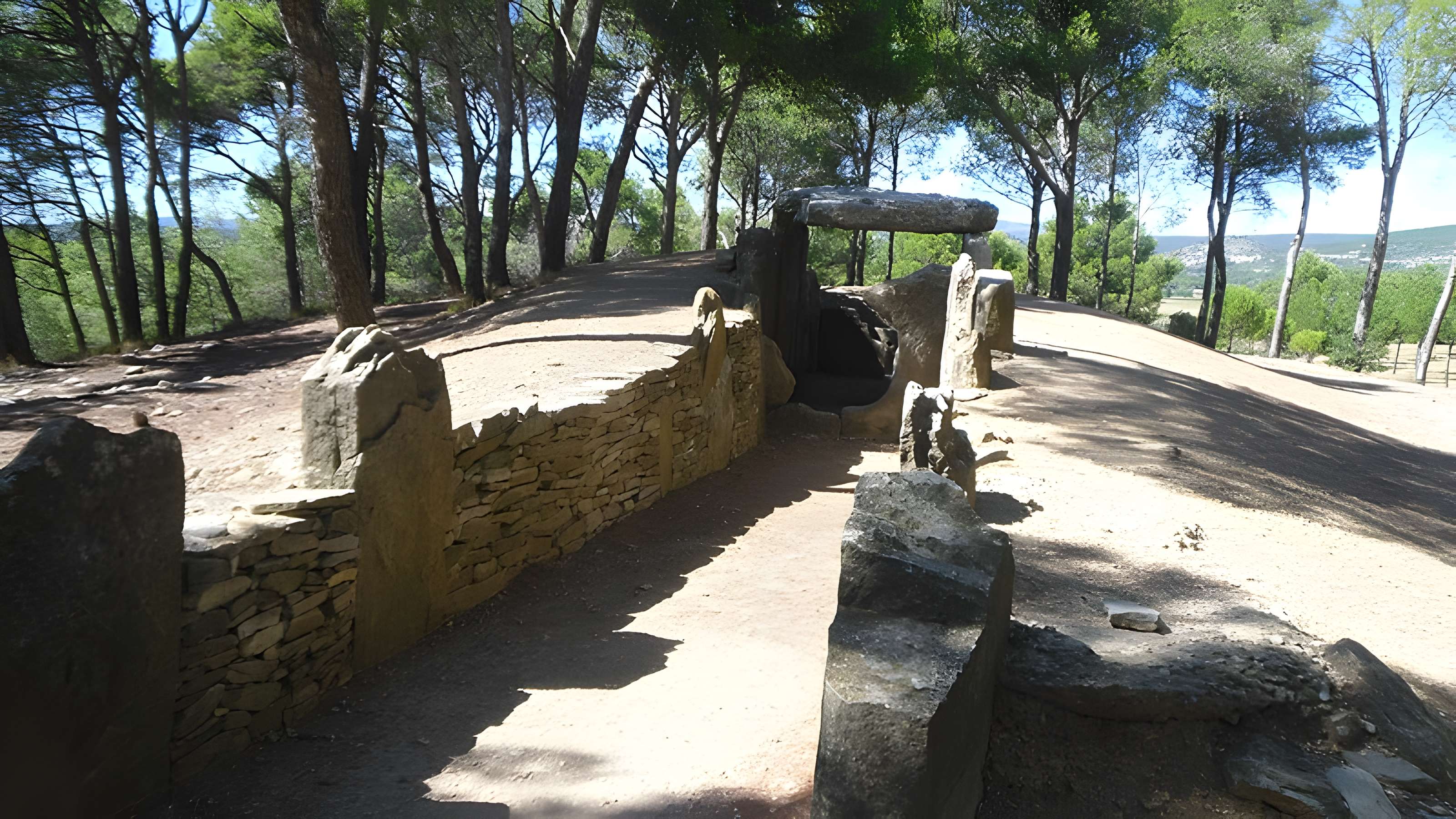 Dolmen des Fades ou Palet de Roland