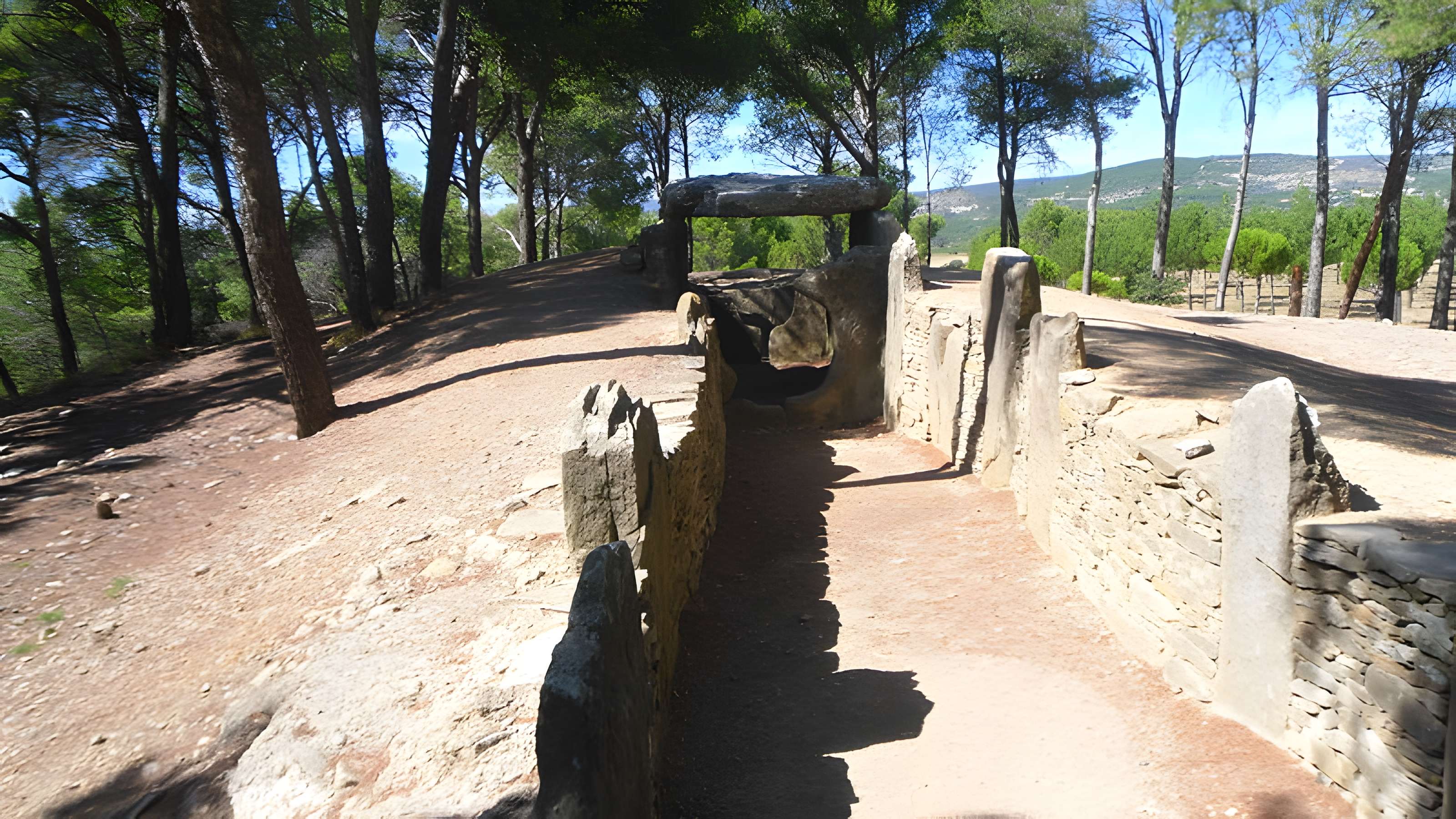 Dolmen des Fades ou Palet de Roland