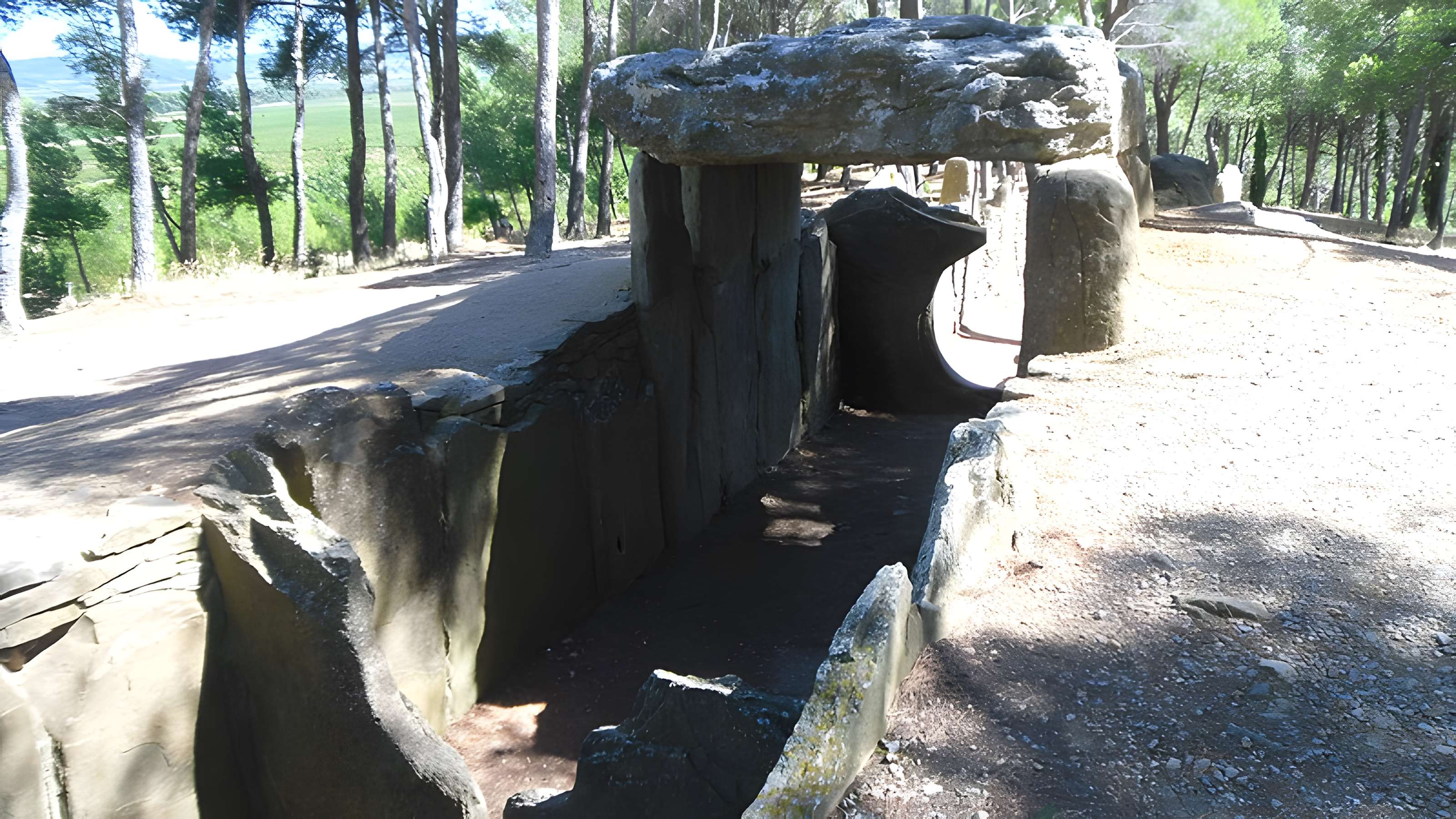 Dolmen des Fades ou Palet de Roland