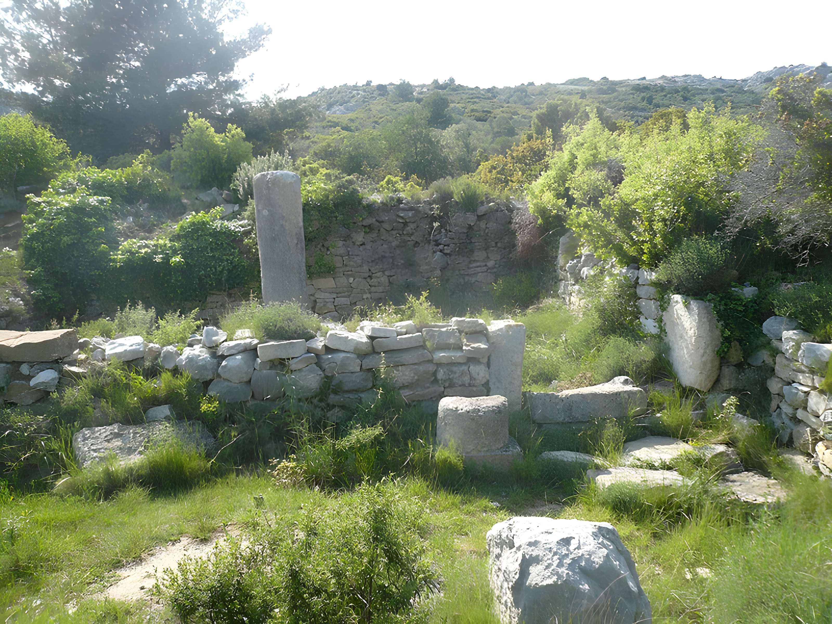 Bornes milliaires et vestiges d'habitat