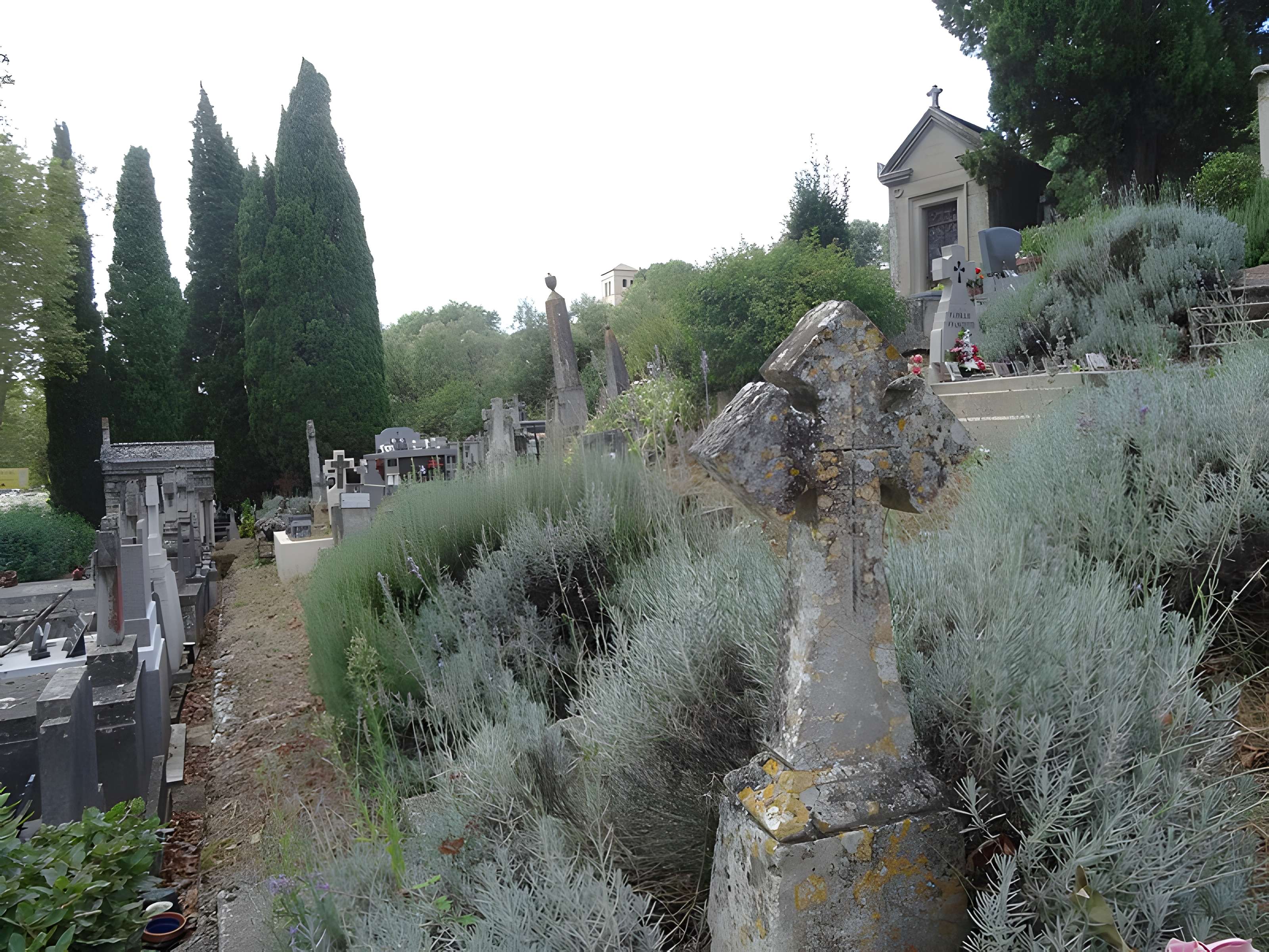 Croix de cimetière en pierre