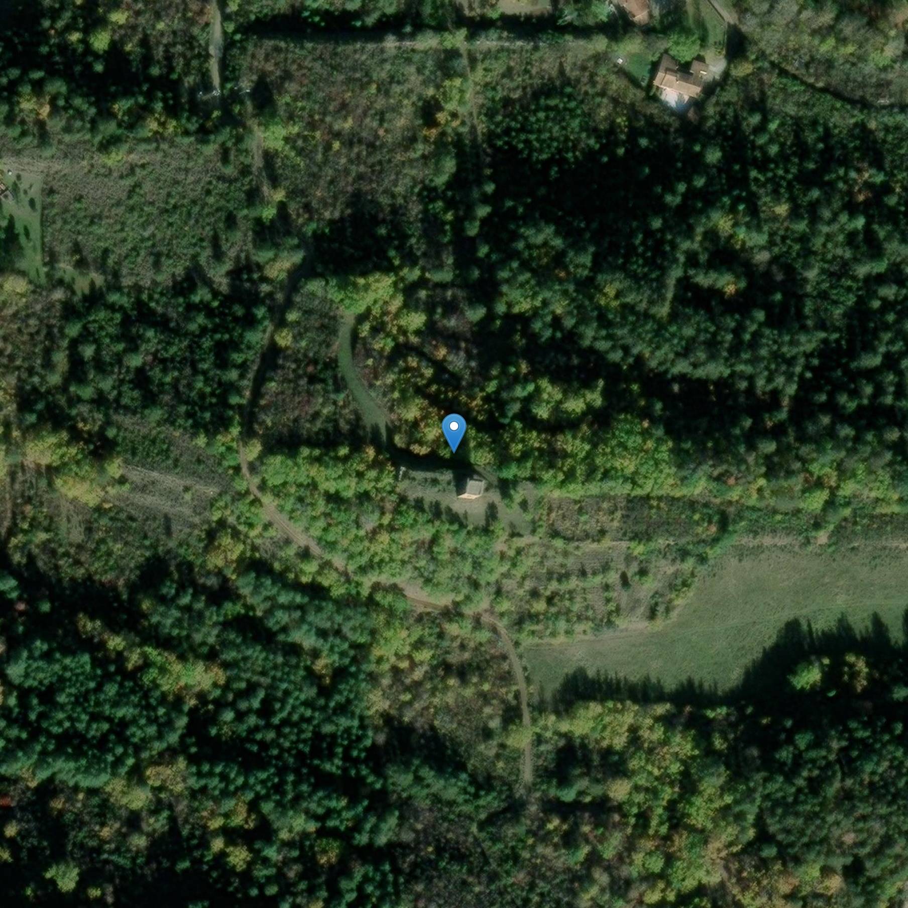 Photo de Tour carrée et restes de fortifications adjacentes