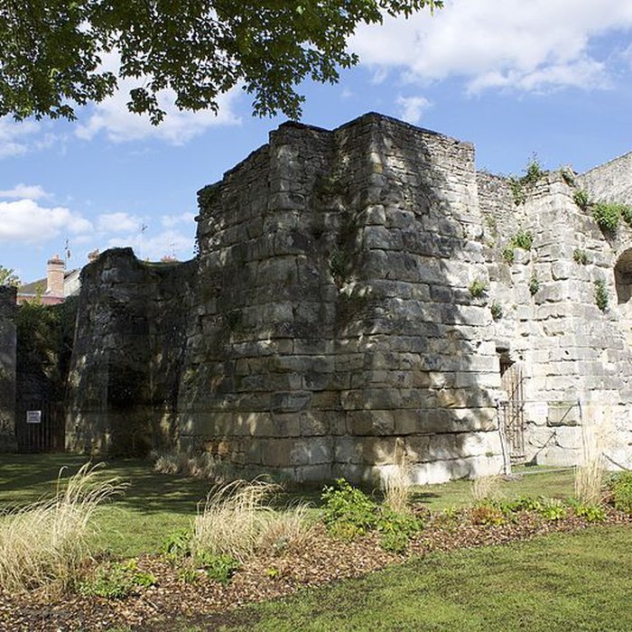 Photo de Château royal de Senlis et prieuré Saint-Maurice