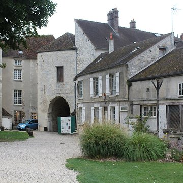 Château royal de Senlis et prieuré Saint-Maurice