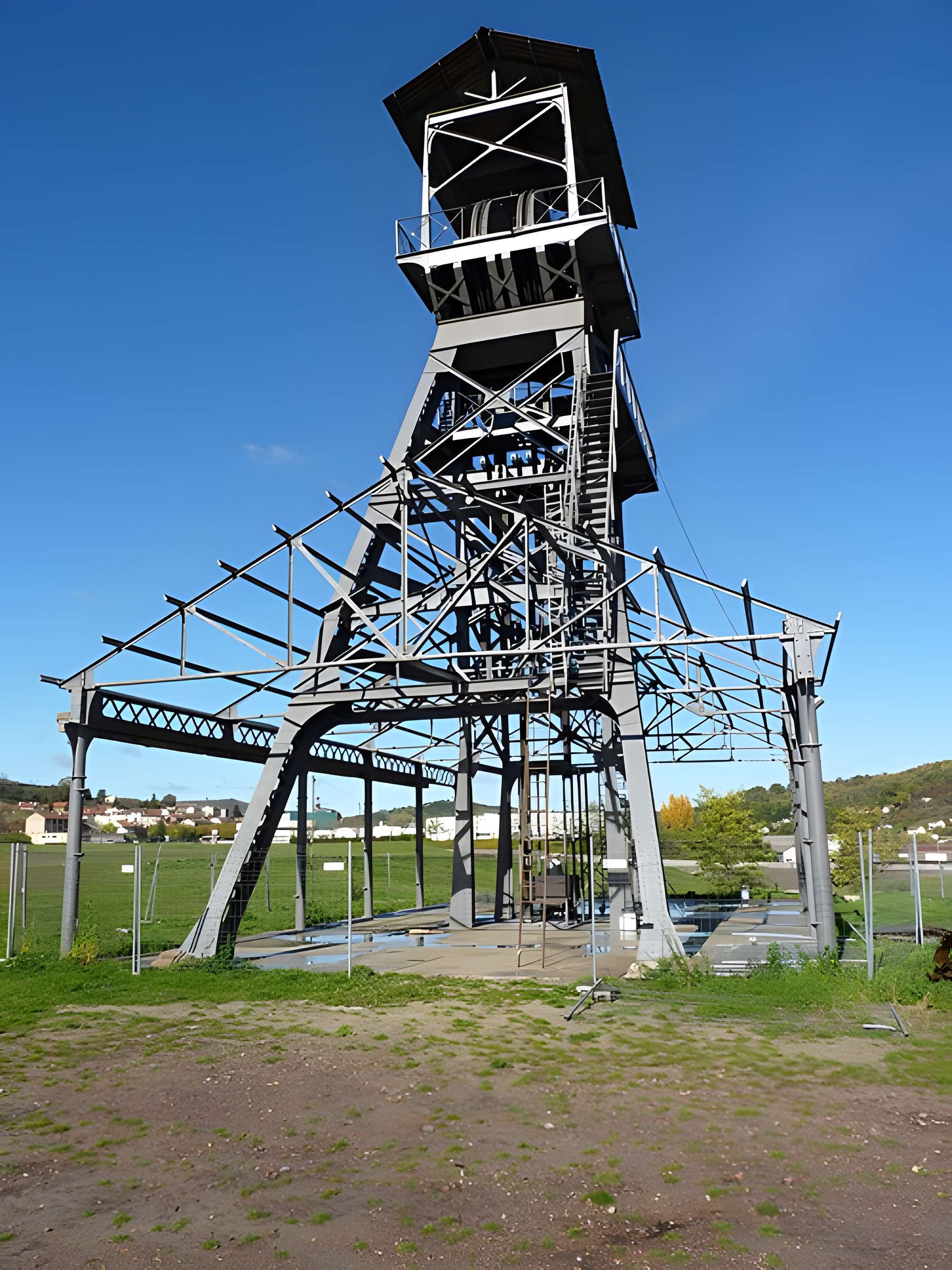 Chevalement du puits de mine de la Découverte