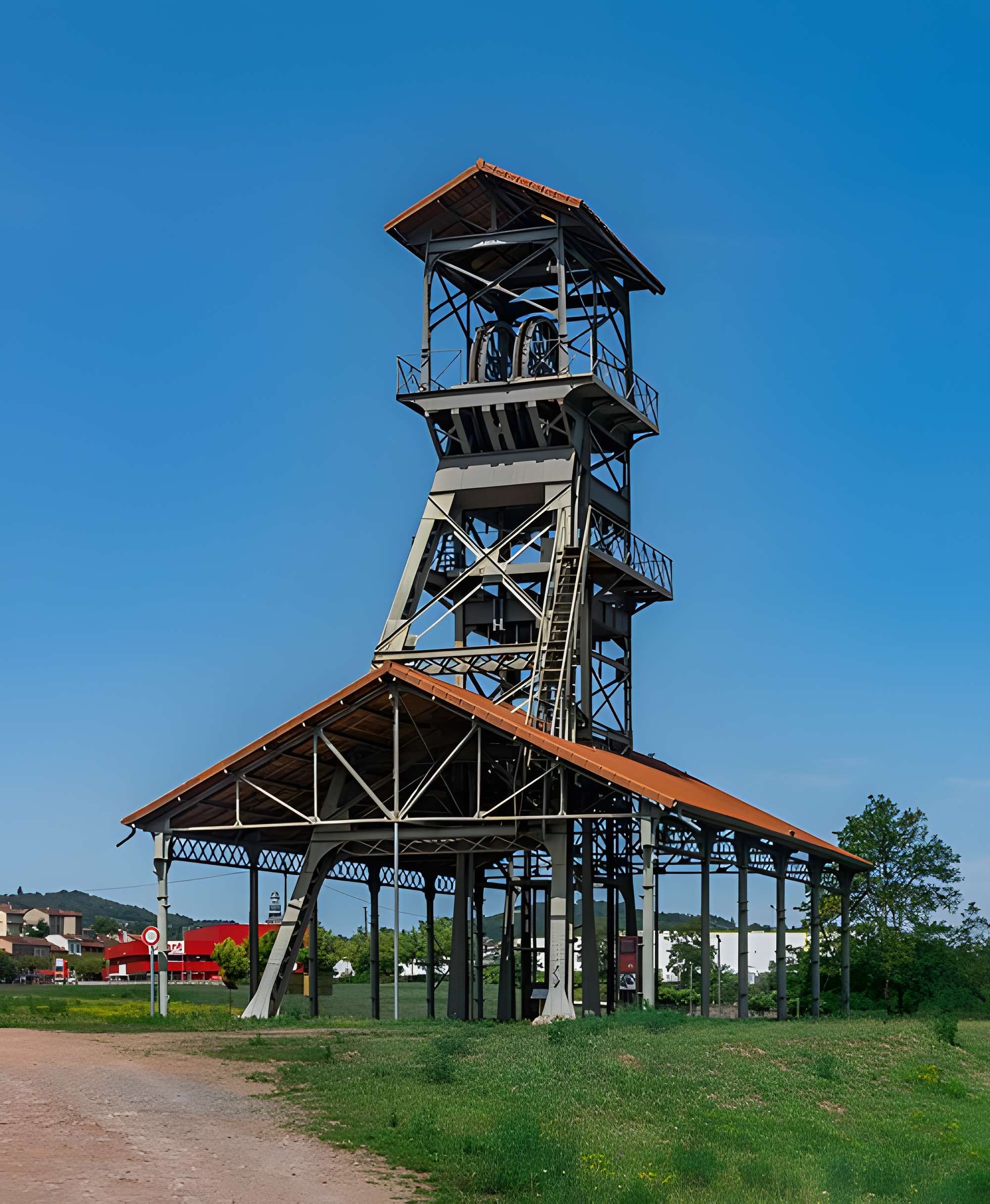 Chevalement du puits de mine de la Découverte