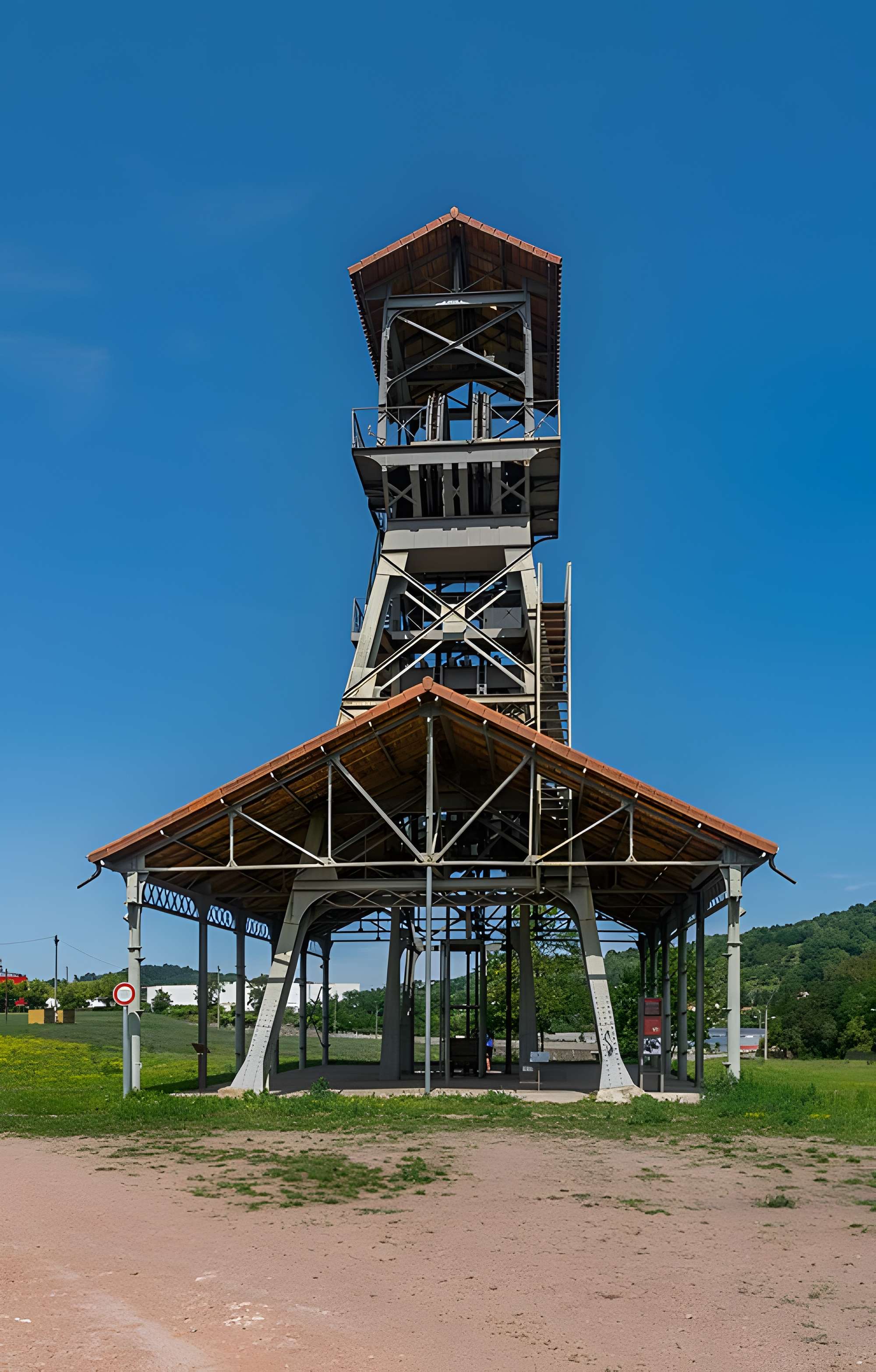 Chevalement du puits de mine de la Découverte