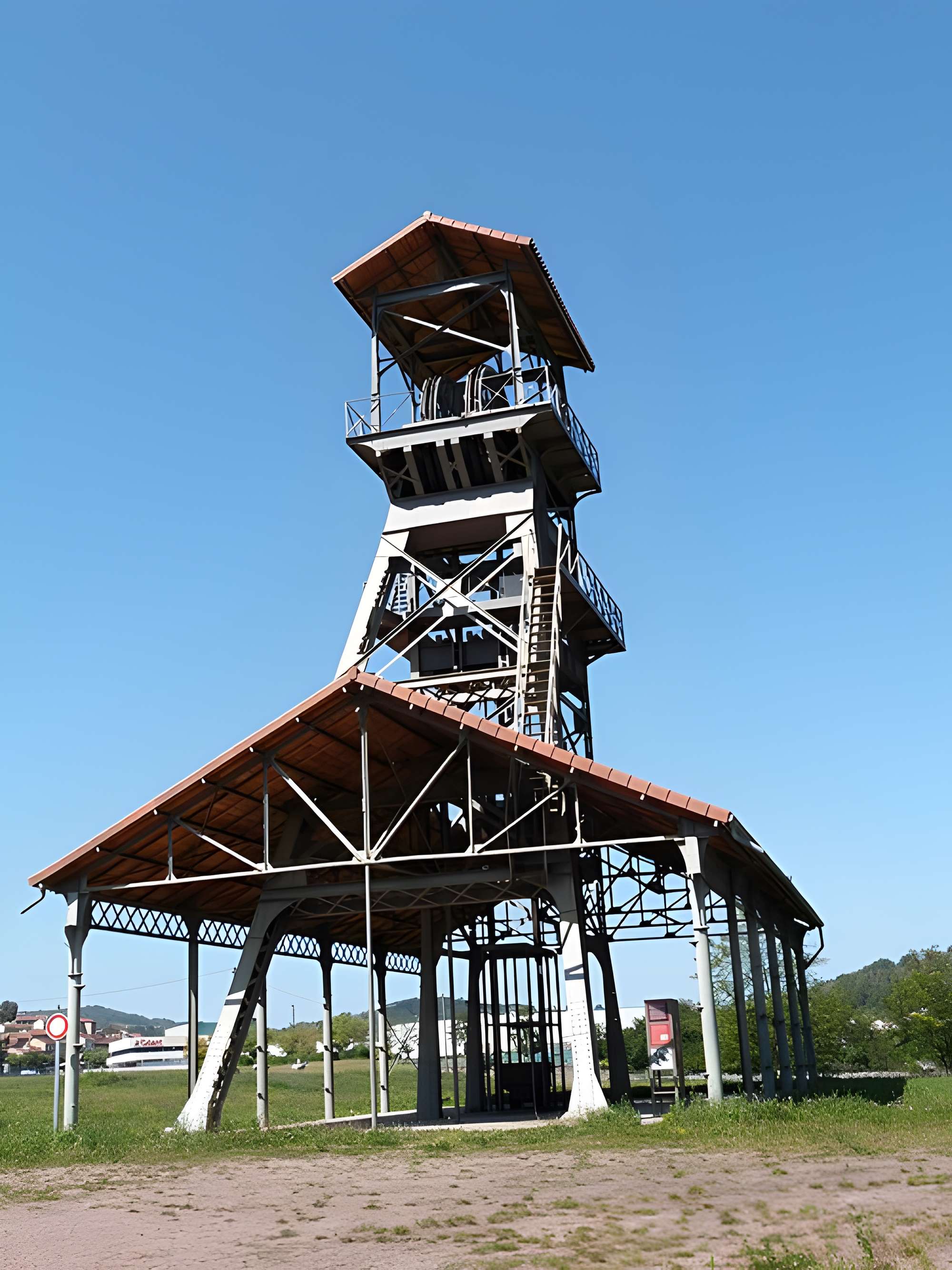 Chevalement du puits de mine de la Découverte